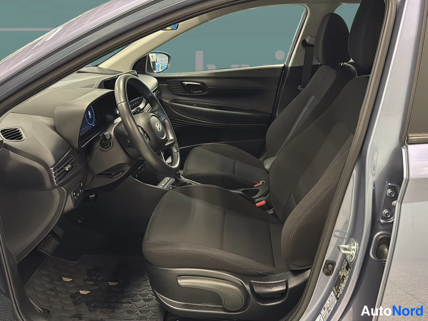 Sininen Hyundai i20 2025, ohjaamo, kuva 7