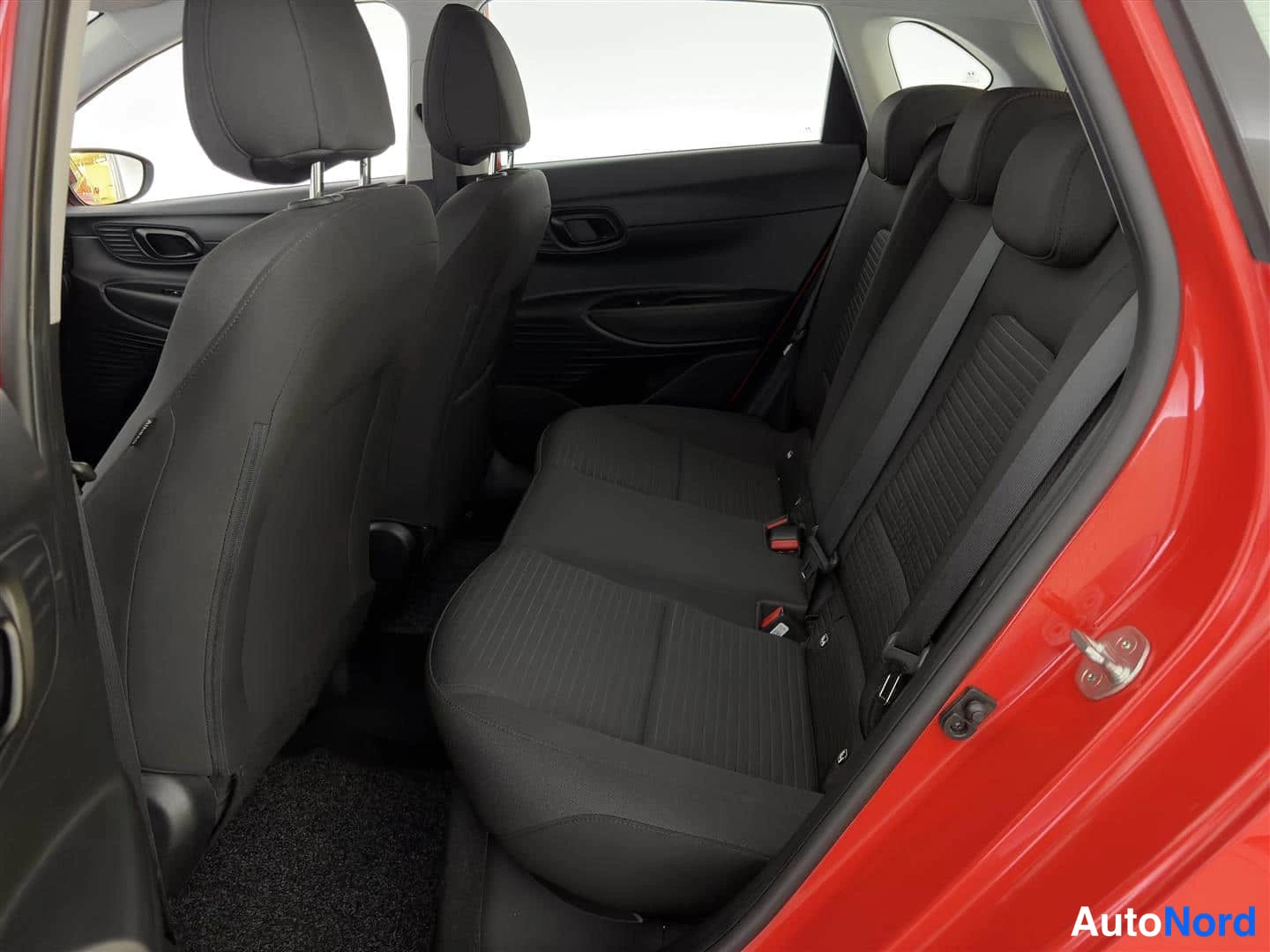 Punainen Hyundai i20 2021, takaistuimet, kuva 19
