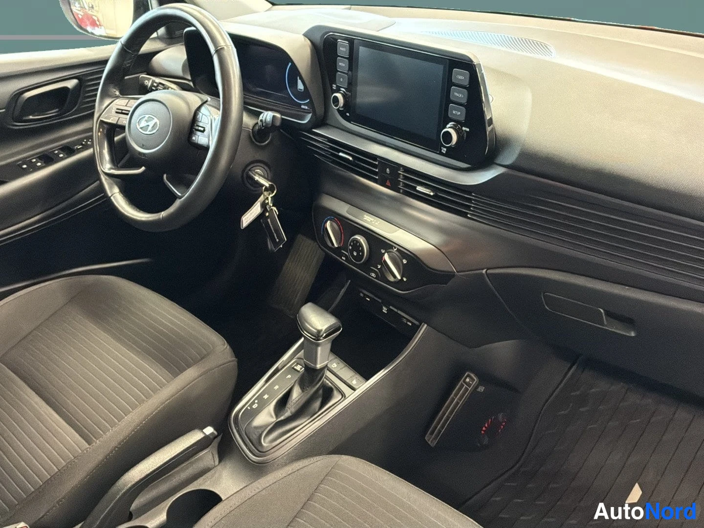 Punainen Hyundai i20 2021, ohjaamo, kuva 7