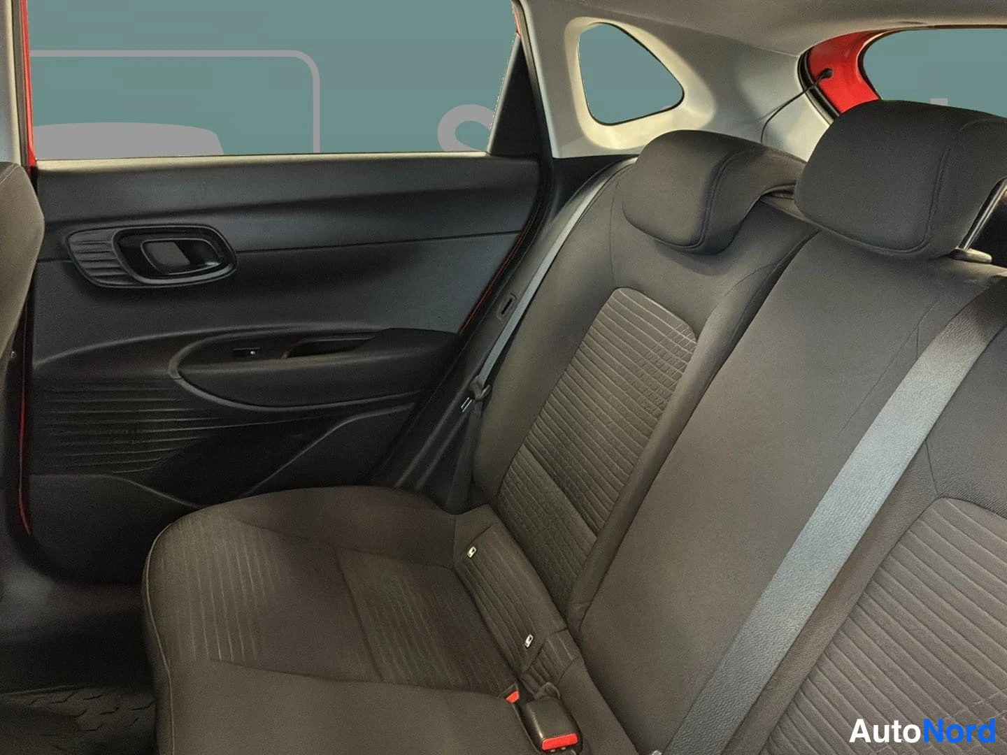 Punainen Hyundai i20 2021, takaistuimet, kuva 9