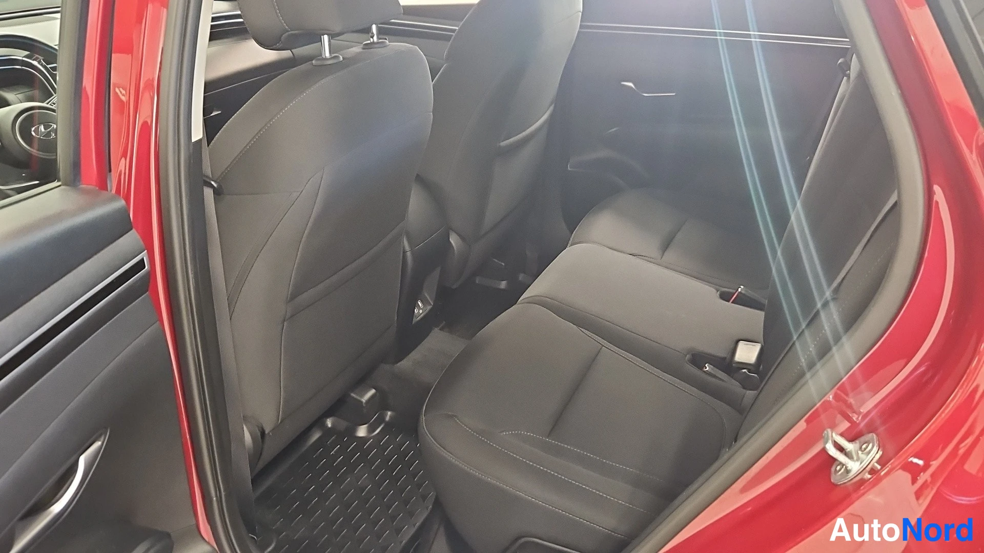 Punainen Hyundai Tucson 2021, takaistuimet, kuva 12