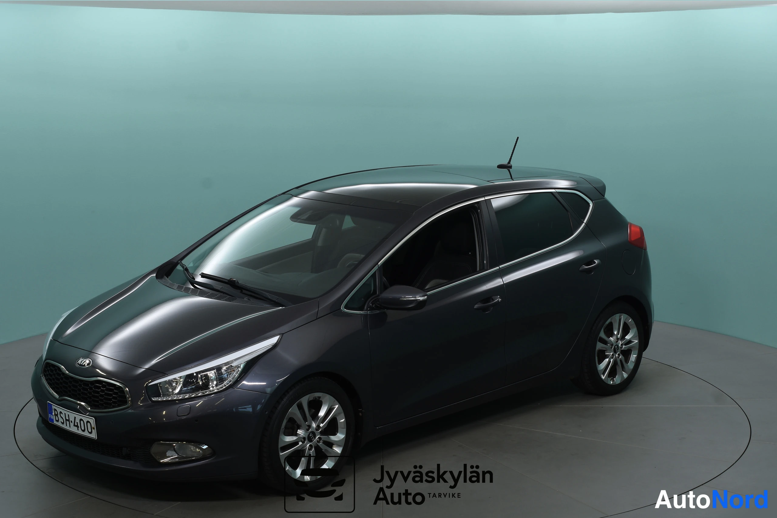 Harmaa Kia Ceed 2012, etuviisto, keula vasemmalle, kuva 4