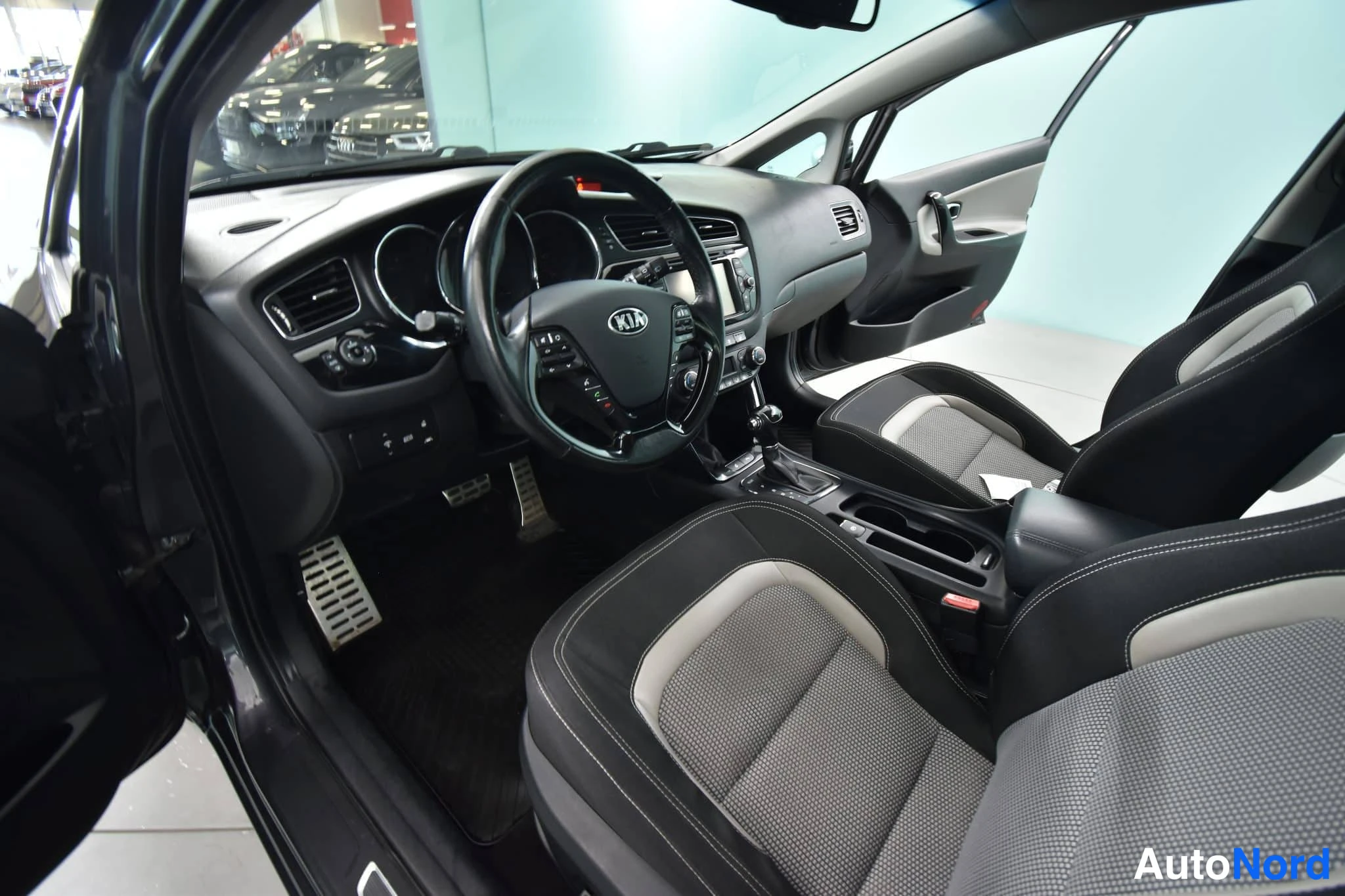 Harmaa Kia Ceed 2012, ohjaamo, kuva 25