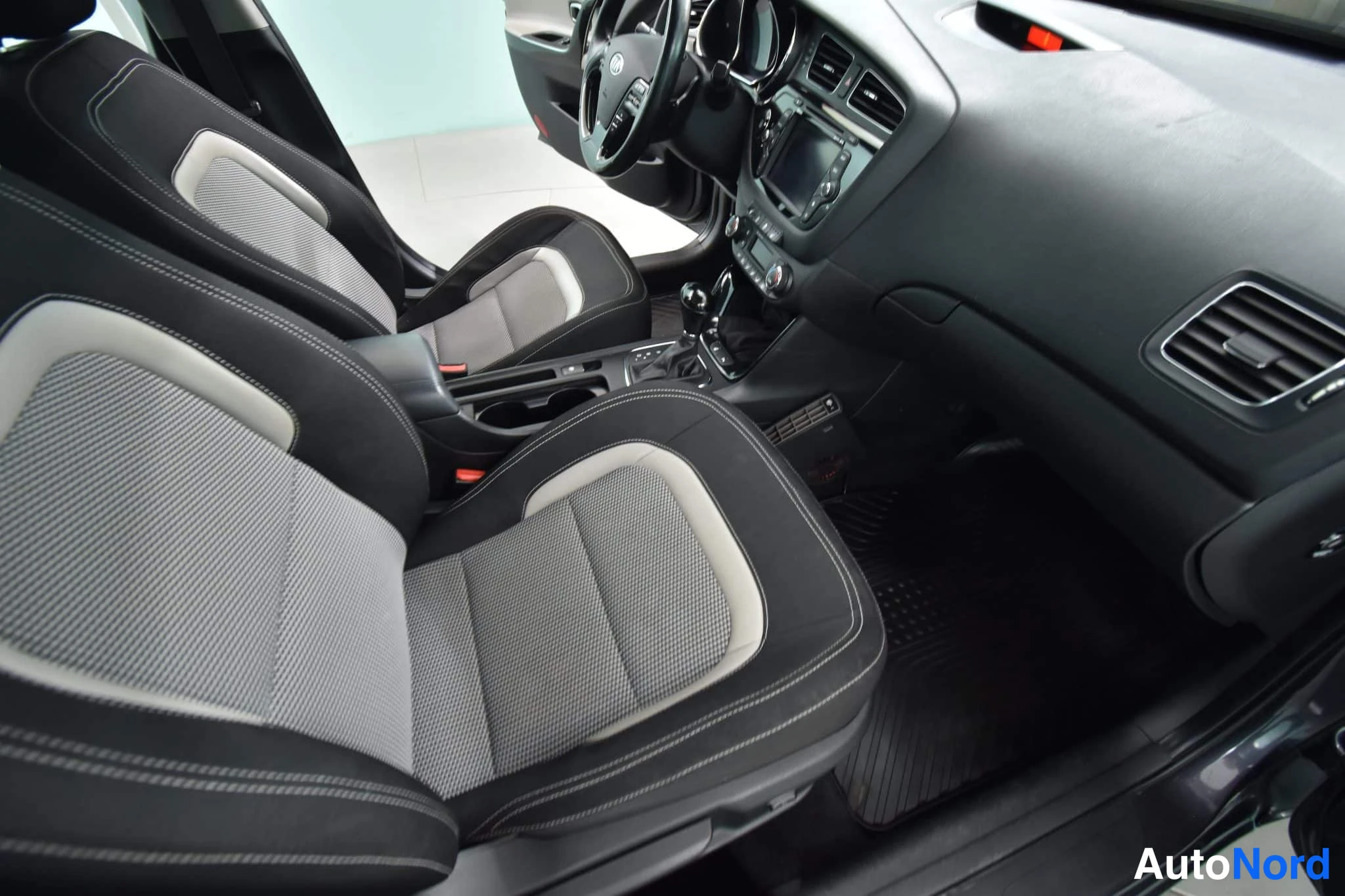 Harmaa Kia Ceed 2012, etuistuimet, kuva 31