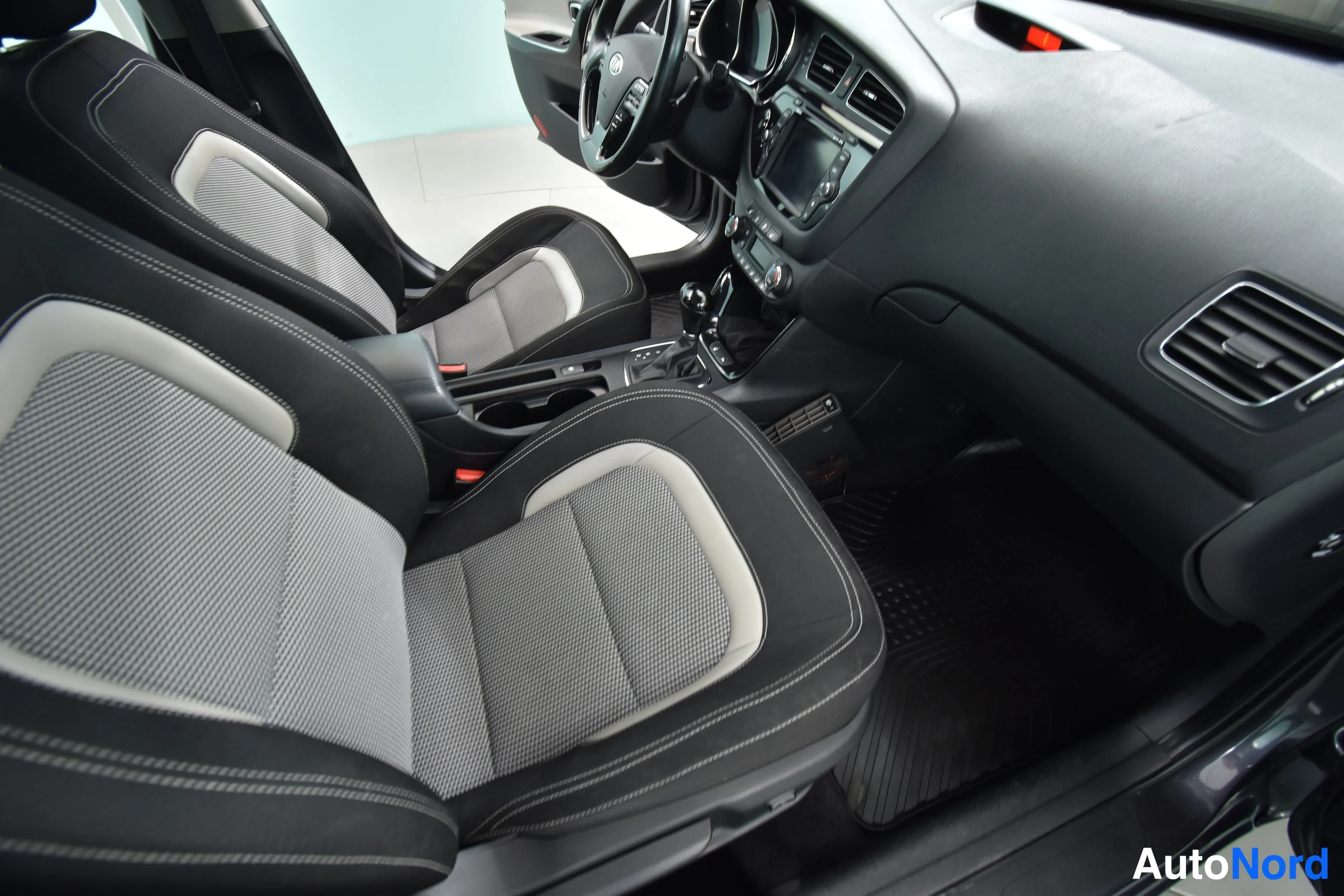 Harmaa Kia Ceed 2012, etuistuimet, kuva 32