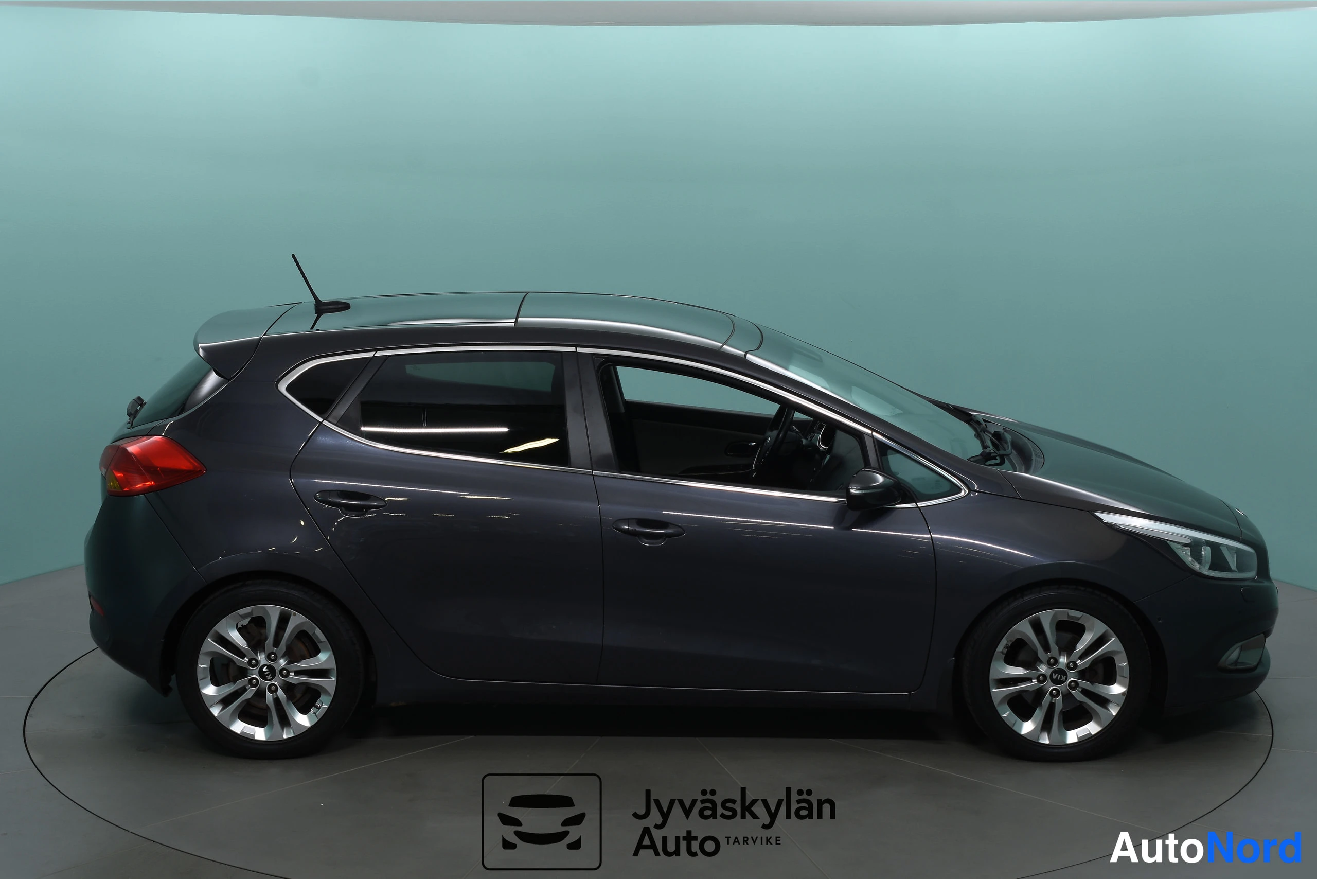Harmaa Kia Ceed 2012, etuviisto, keula oikealle, kuva 10