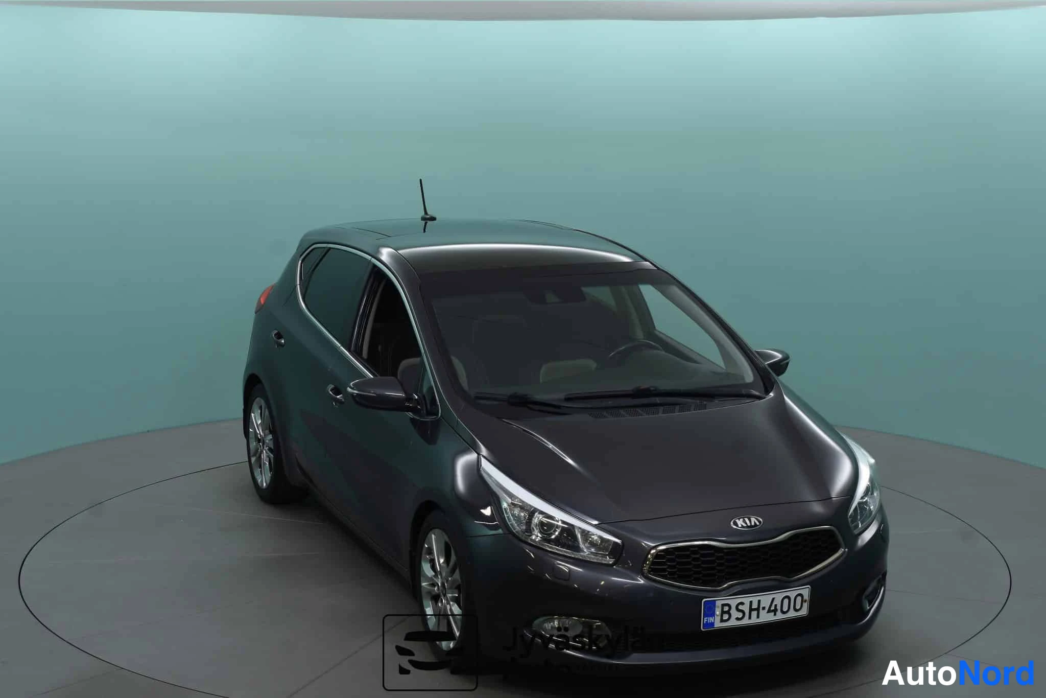 Harmaa Kia Ceed 2012, etuviisto, keula oikealle, kuva 7