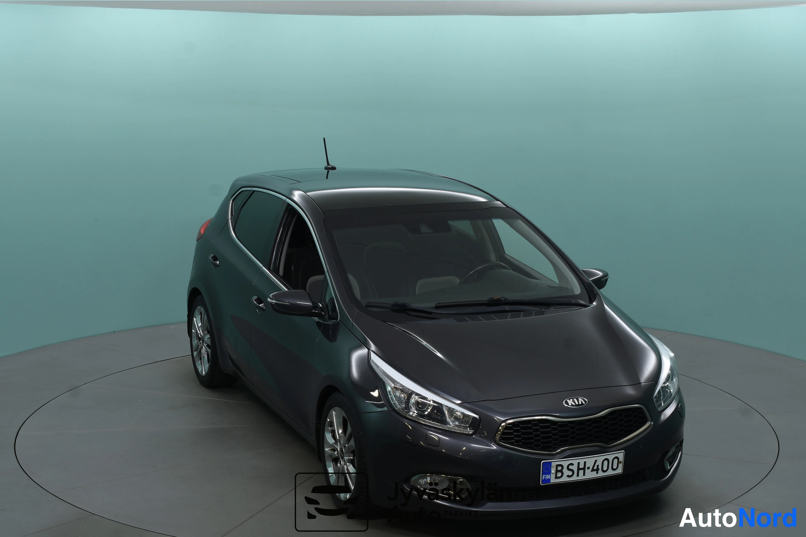 Harmaa Kia Ceed 2012, etuviisto, keula oikealle, kuva 8