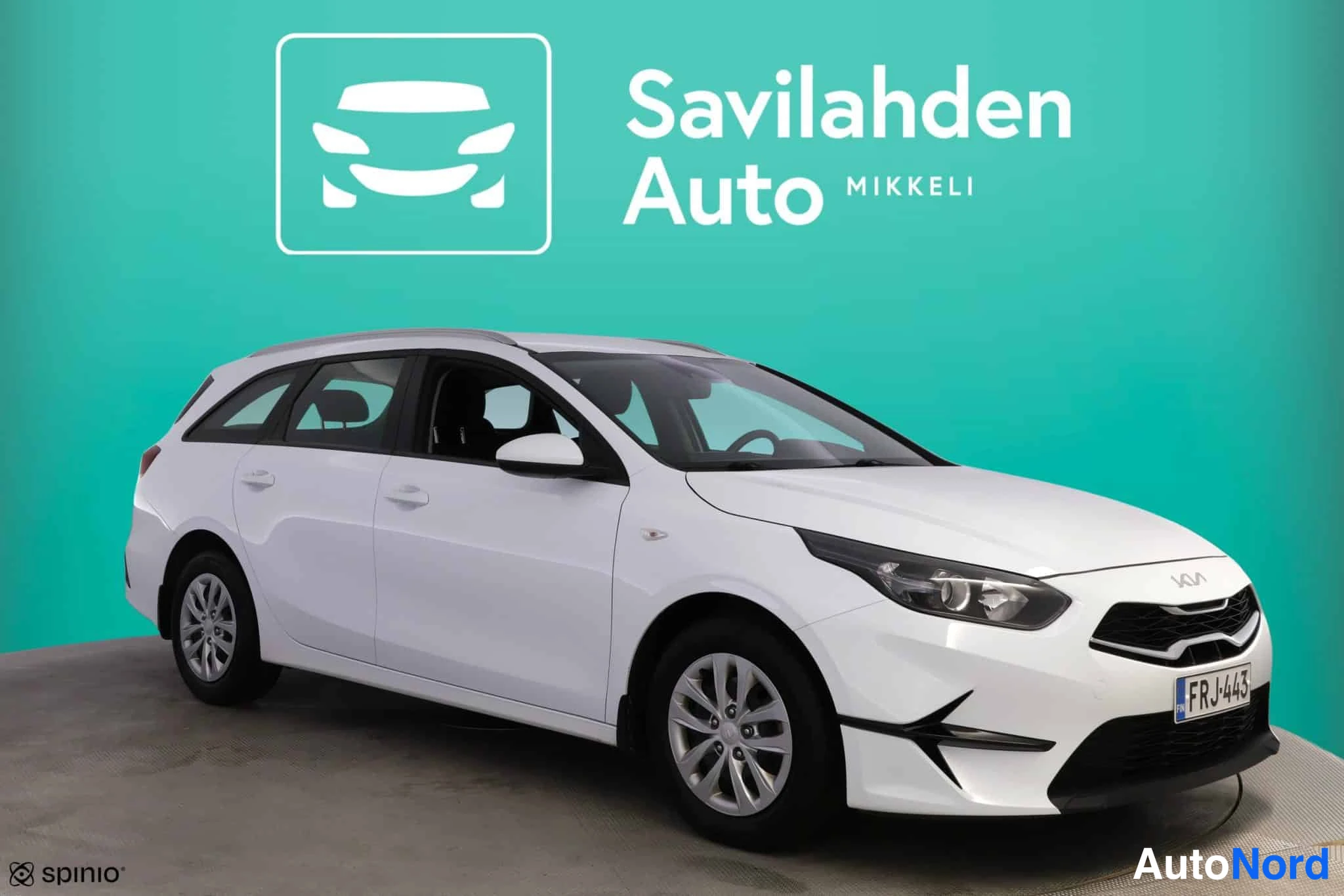 Valkoinen Kia Ceed 2023, etuviisto, keula oikealle, kuva 5