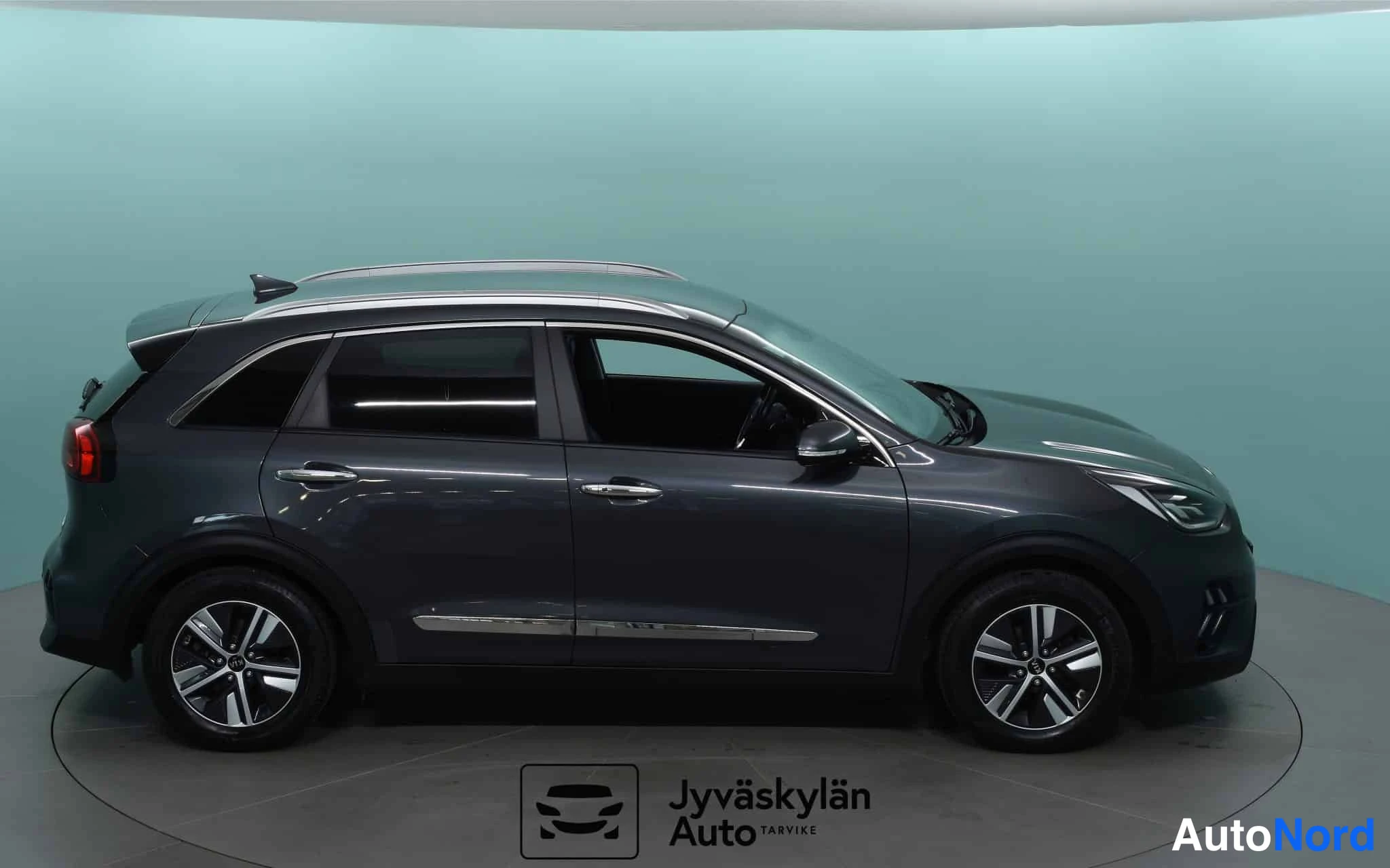 Harmaa Kia Niro 2021, etuviisto, keula oikealle, kuva 5