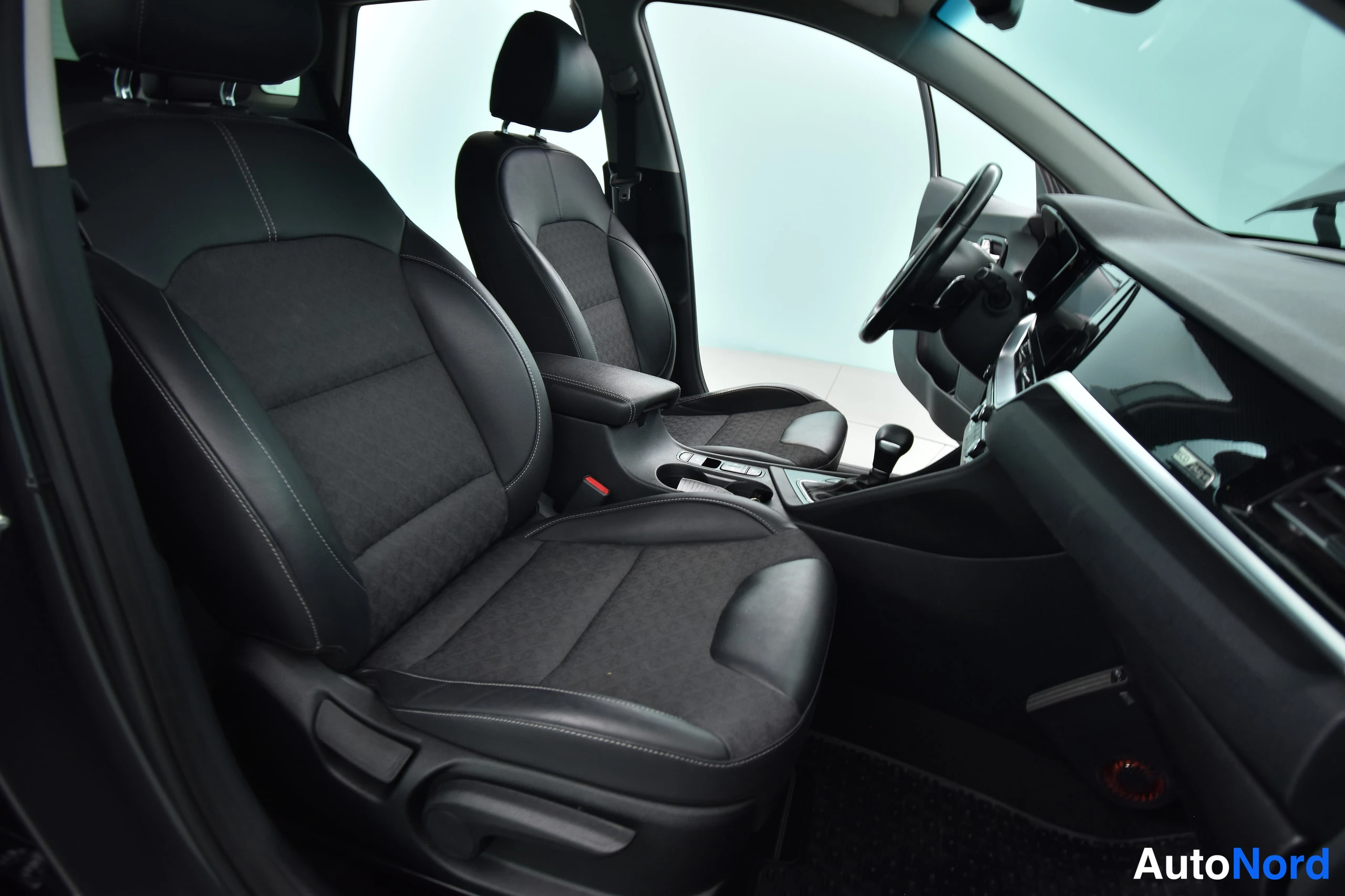 Harmaa Kia Niro 2021, etuistuimet, kuva 28