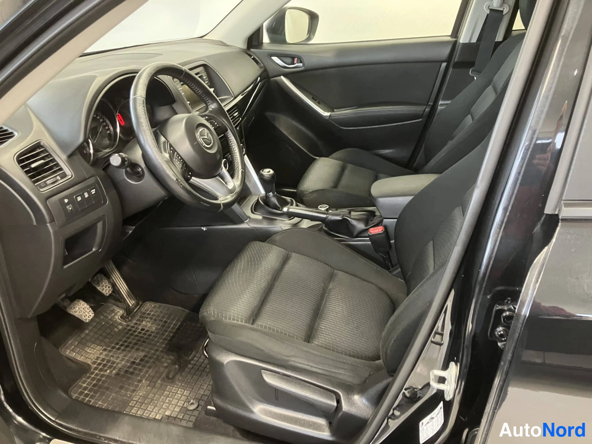 Musta Mazda CX-5 2013, ohjaamo, kuva 14