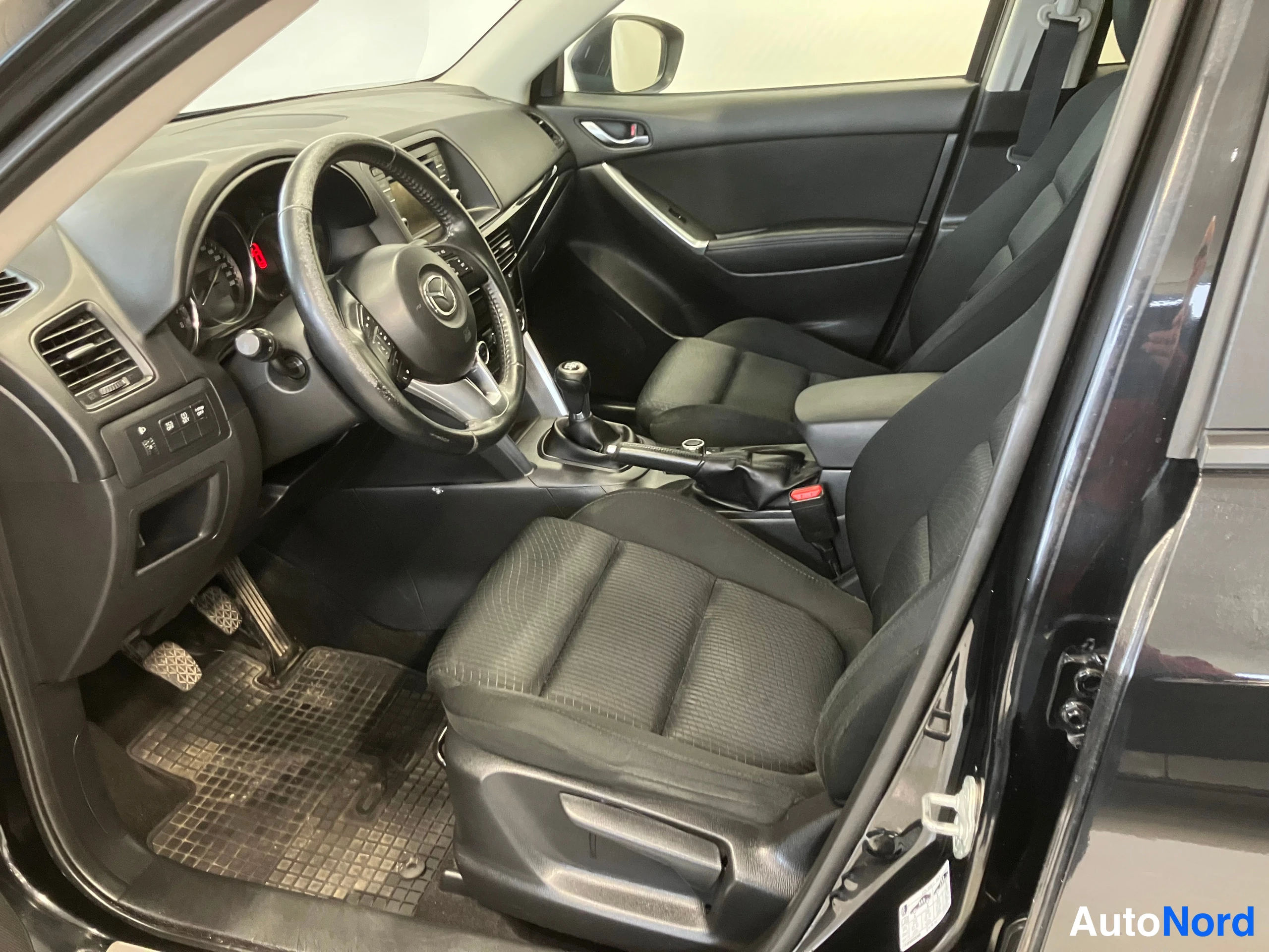 Musta Mazda CX-5 2013, ohjaamo, kuva 19