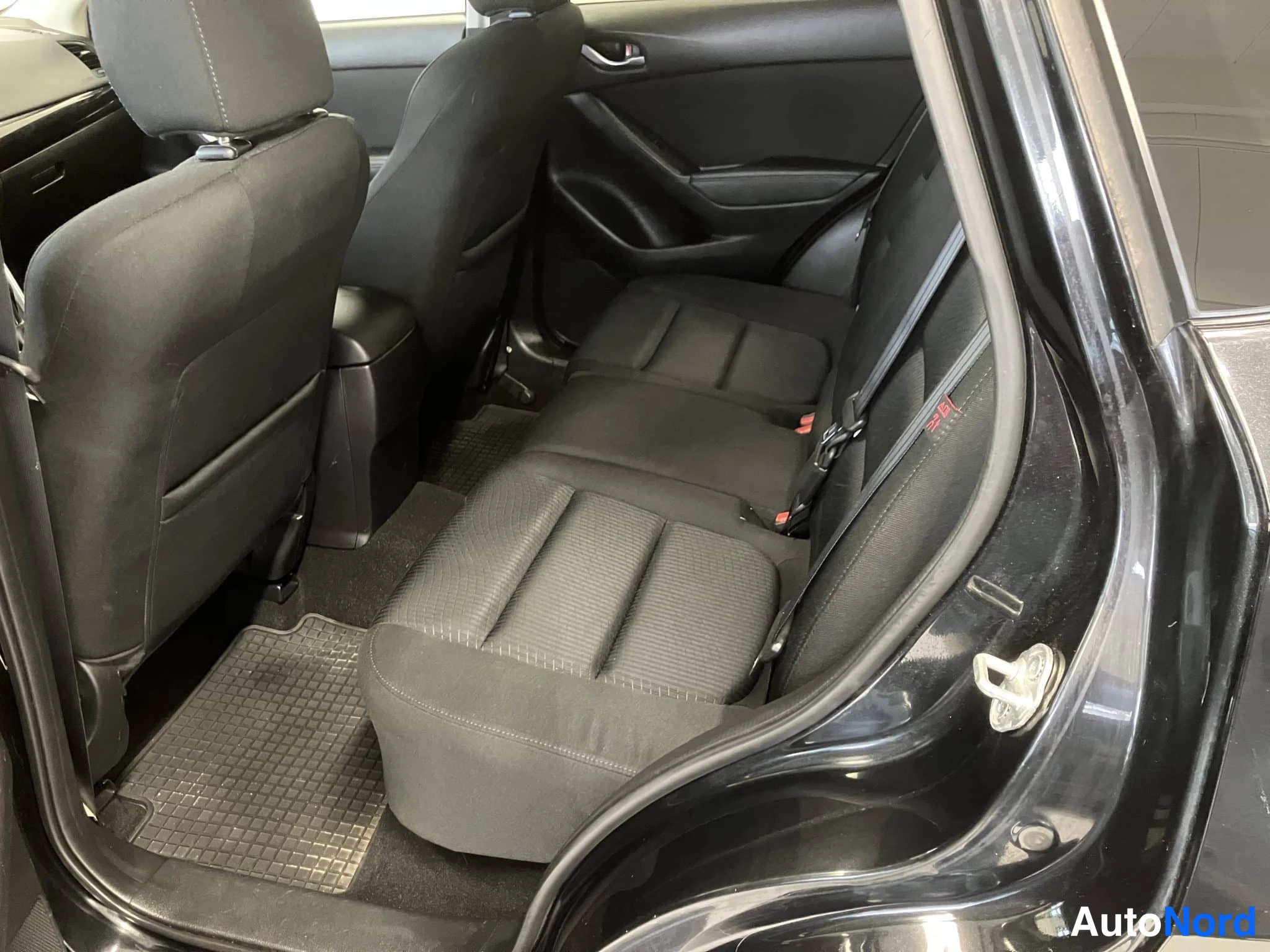 Musta Mazda CX-5 2013, takaistuimet, kuva 20