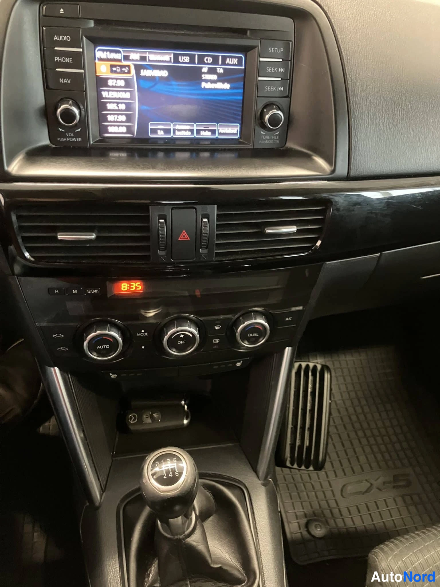 Musta Mazda CX-5 2013, ohjaamo, kuva 17