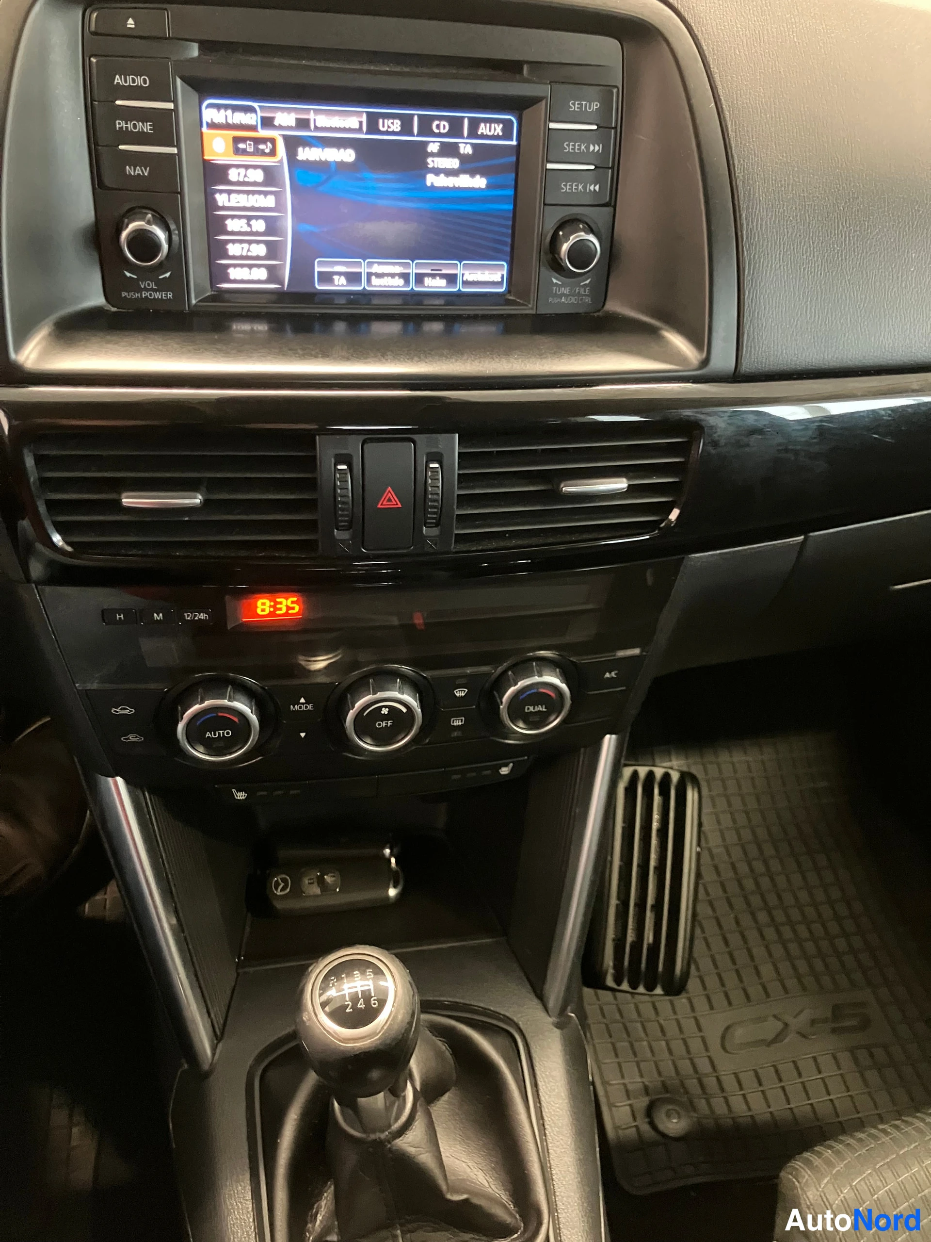 Musta Mazda CX-5 2013, ohjaamo, kuva 18