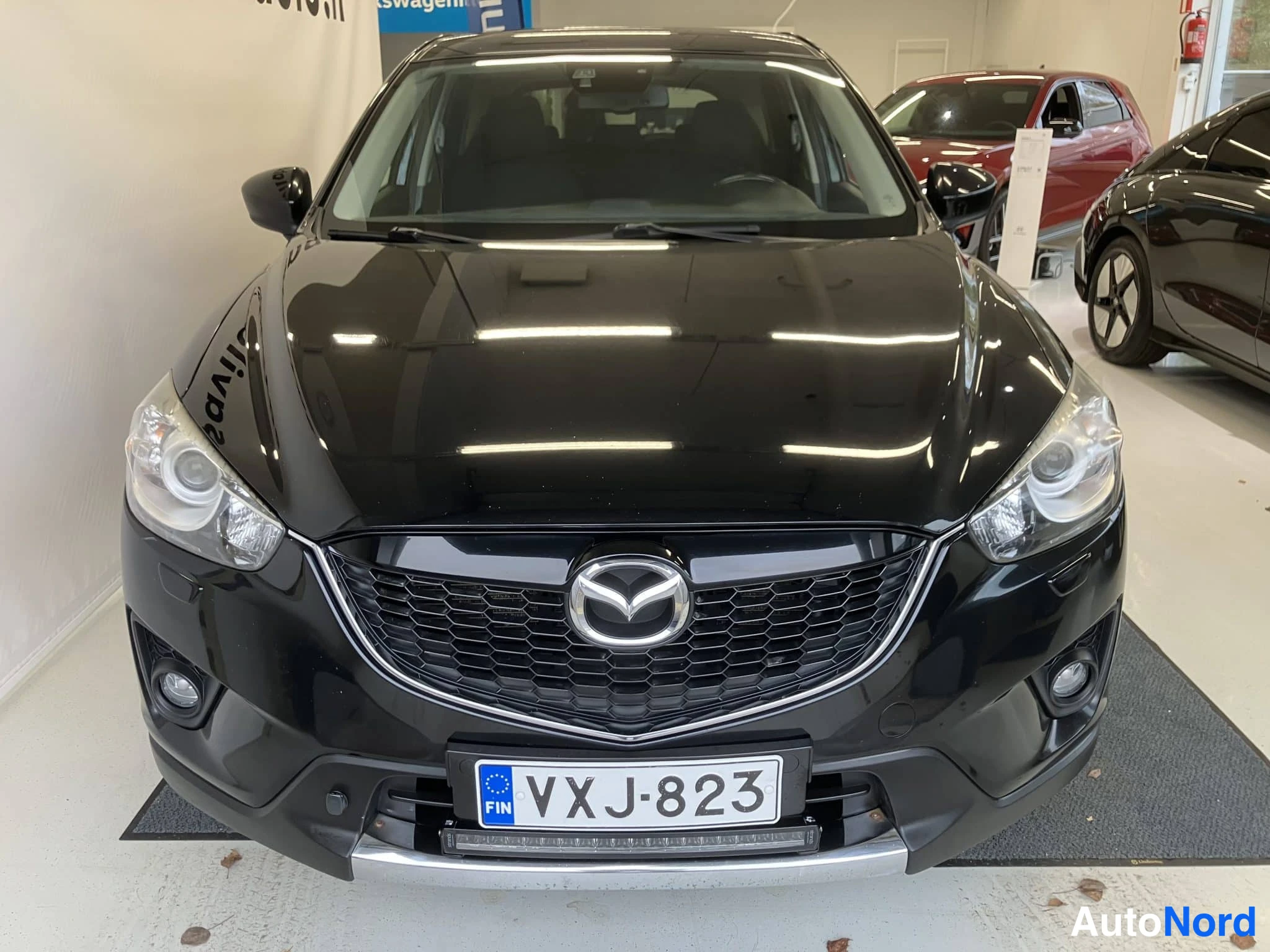 Musta Mazda CX-5 2013, etuviisto, keula vasemmalle, kuva 3
