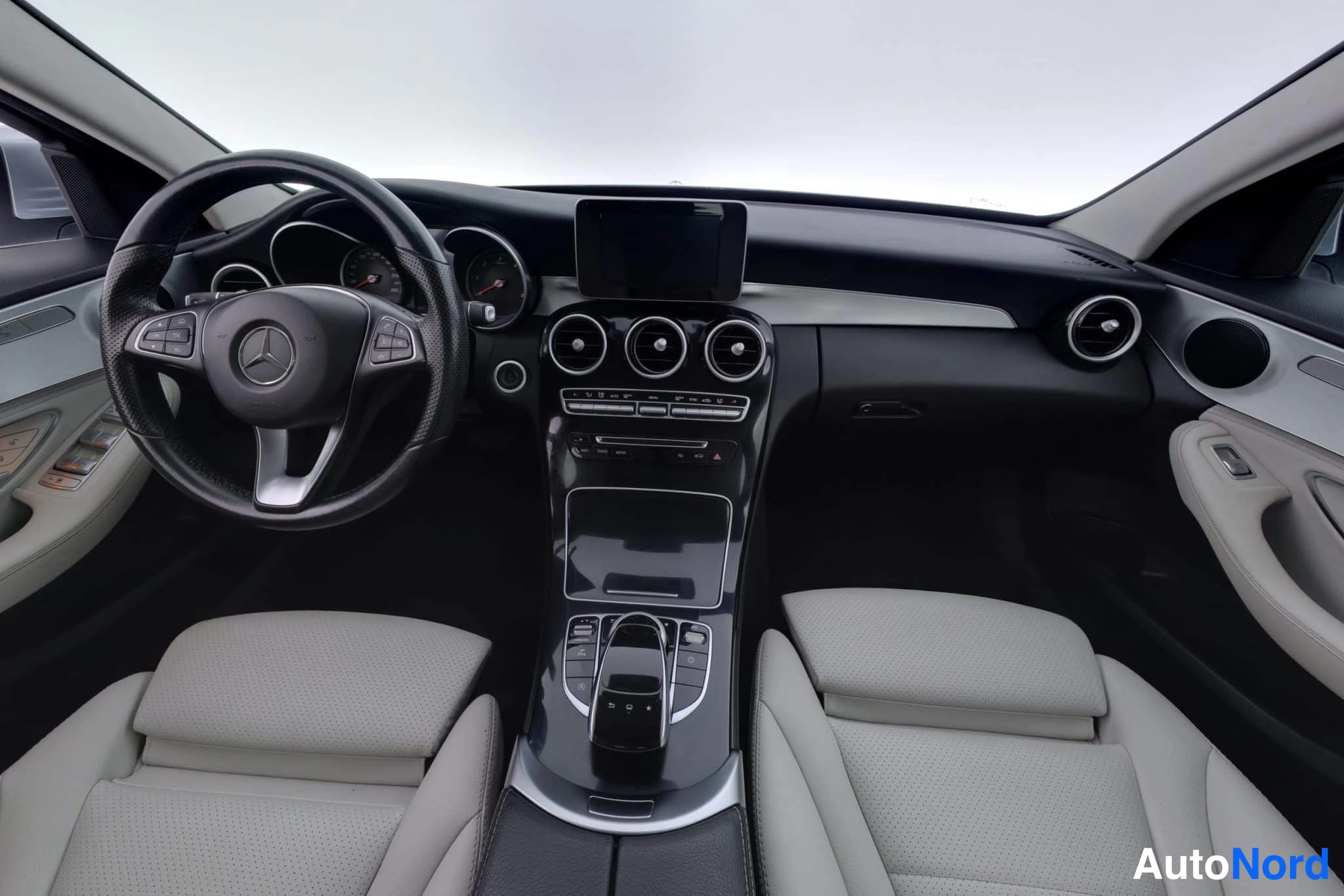 Harmaa Mercedes-Benz C 2015, ohjaamo, kuva 13