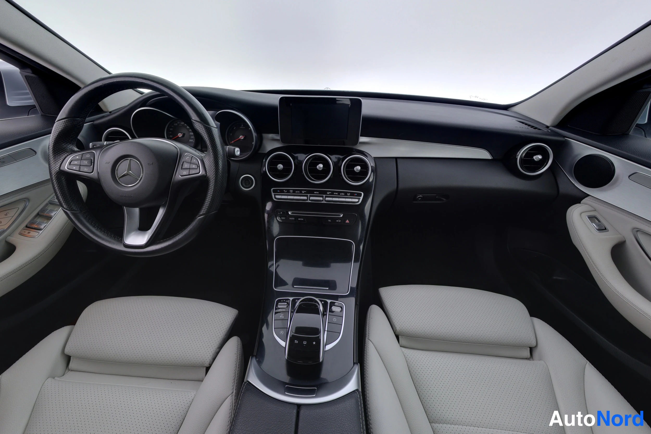 Harmaa Mercedes-Benz C 2015, ohjaamo, kuva 14