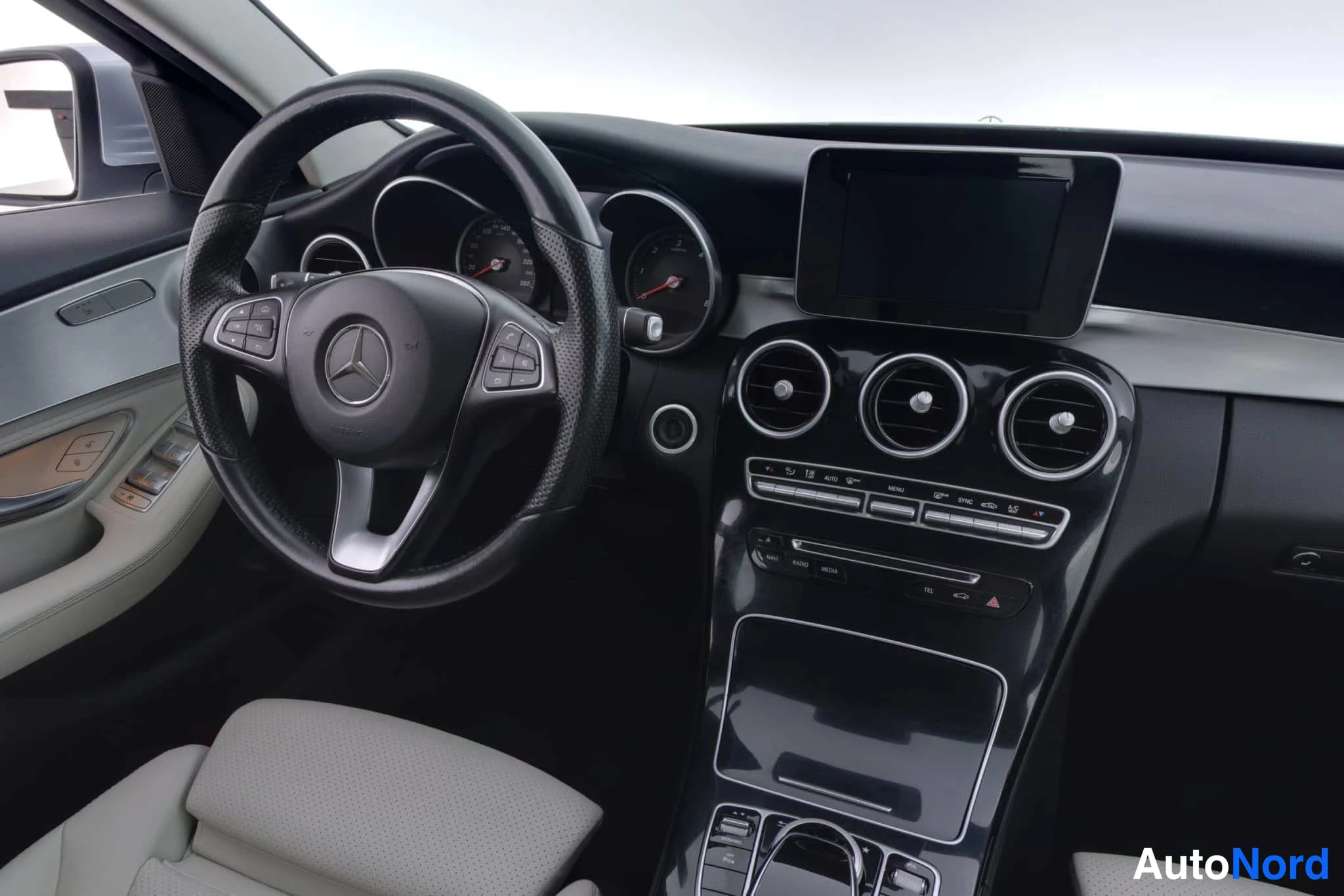 Harmaa Mercedes-Benz C 2015, ohjaamo, kuva 15