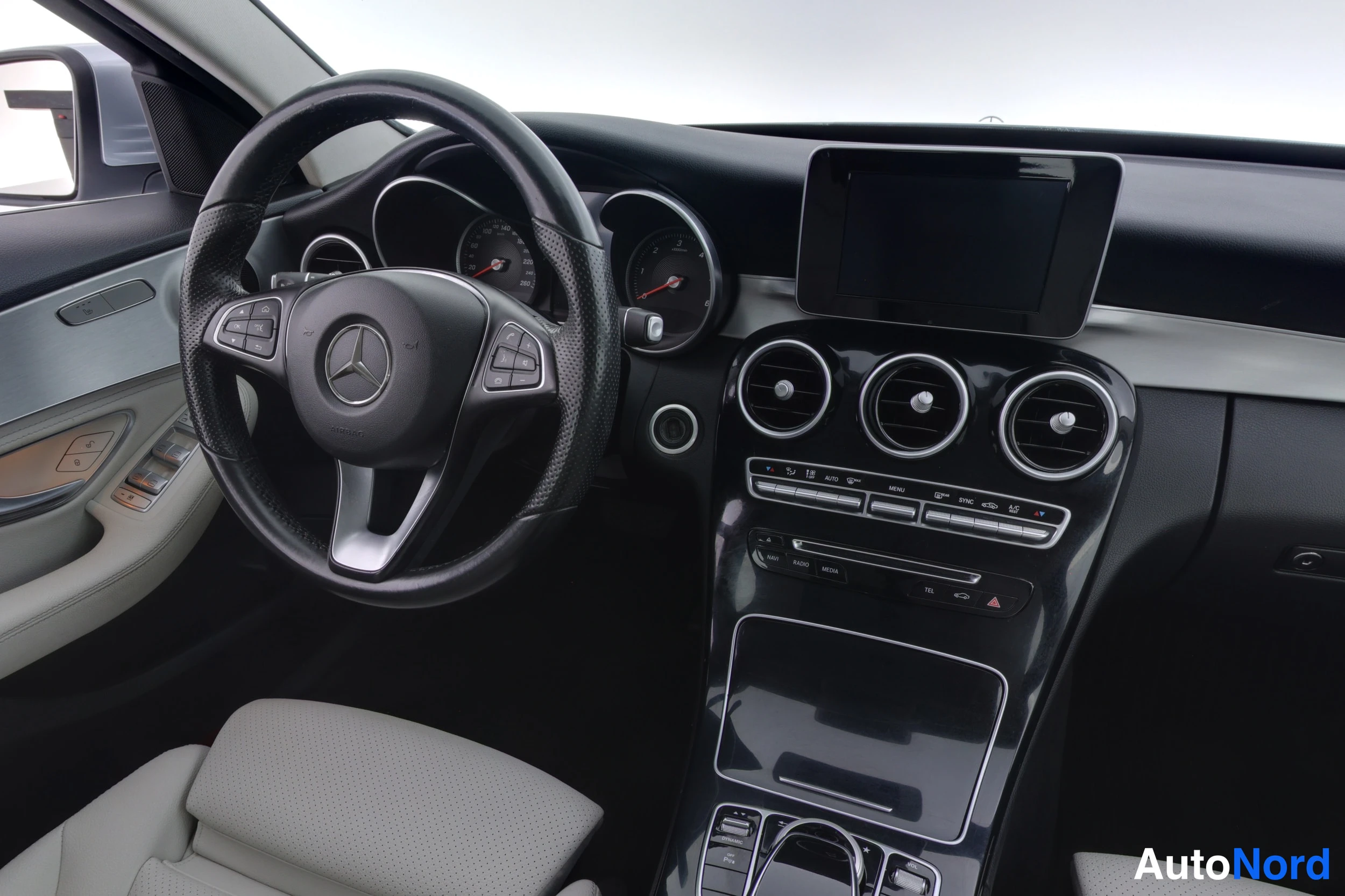Harmaa Mercedes-Benz C 2015, ohjaamo, kuva 16