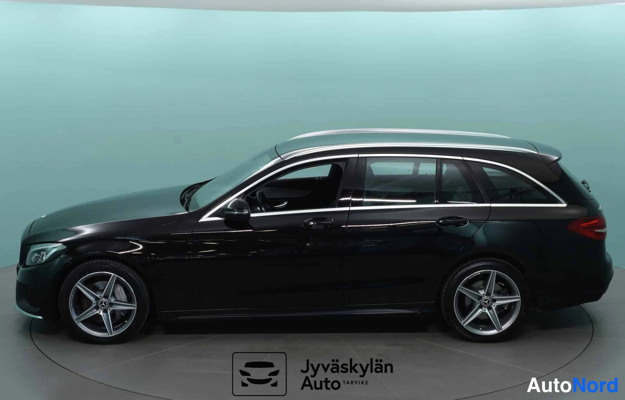 Musta Mercedes-Benz C 2017, etuviisto, keula vasemmalle, kuva 3
