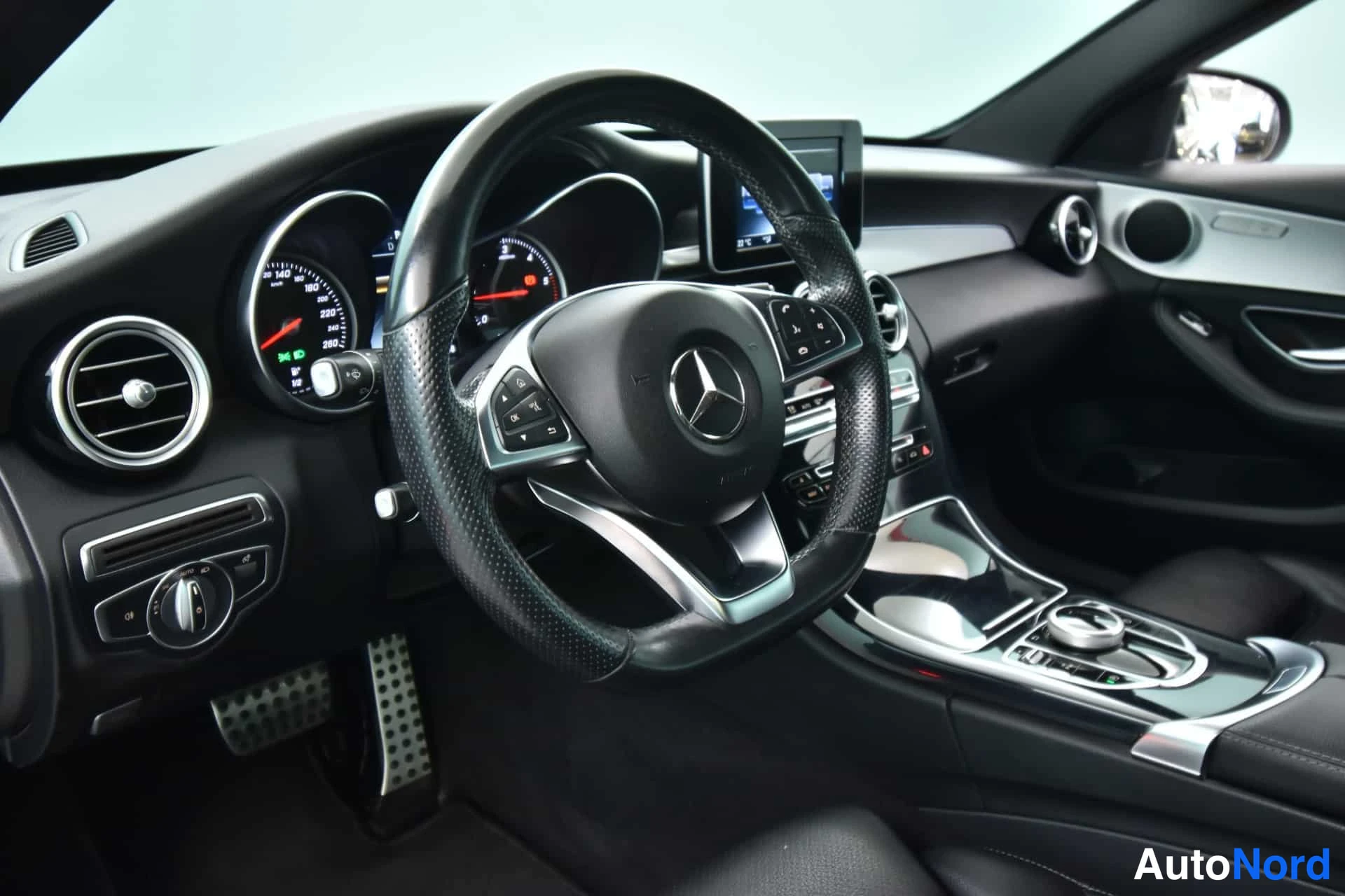 Musta Mercedes-Benz C 2017, ohjaamo, kuva 24