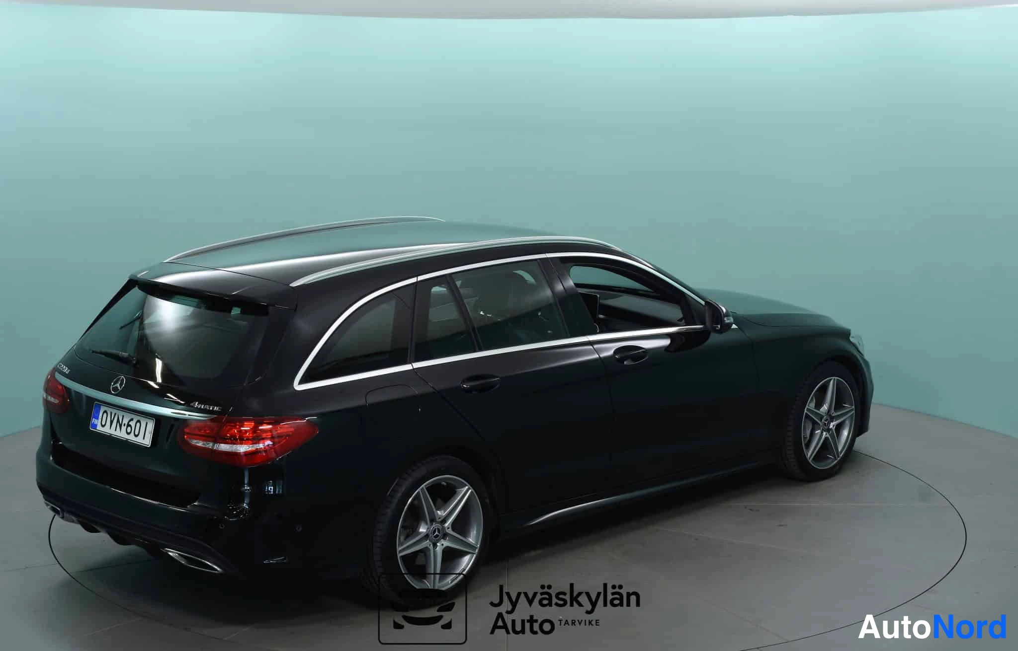Musta Mercedes-Benz C 2017, takaviisto, kuva 13