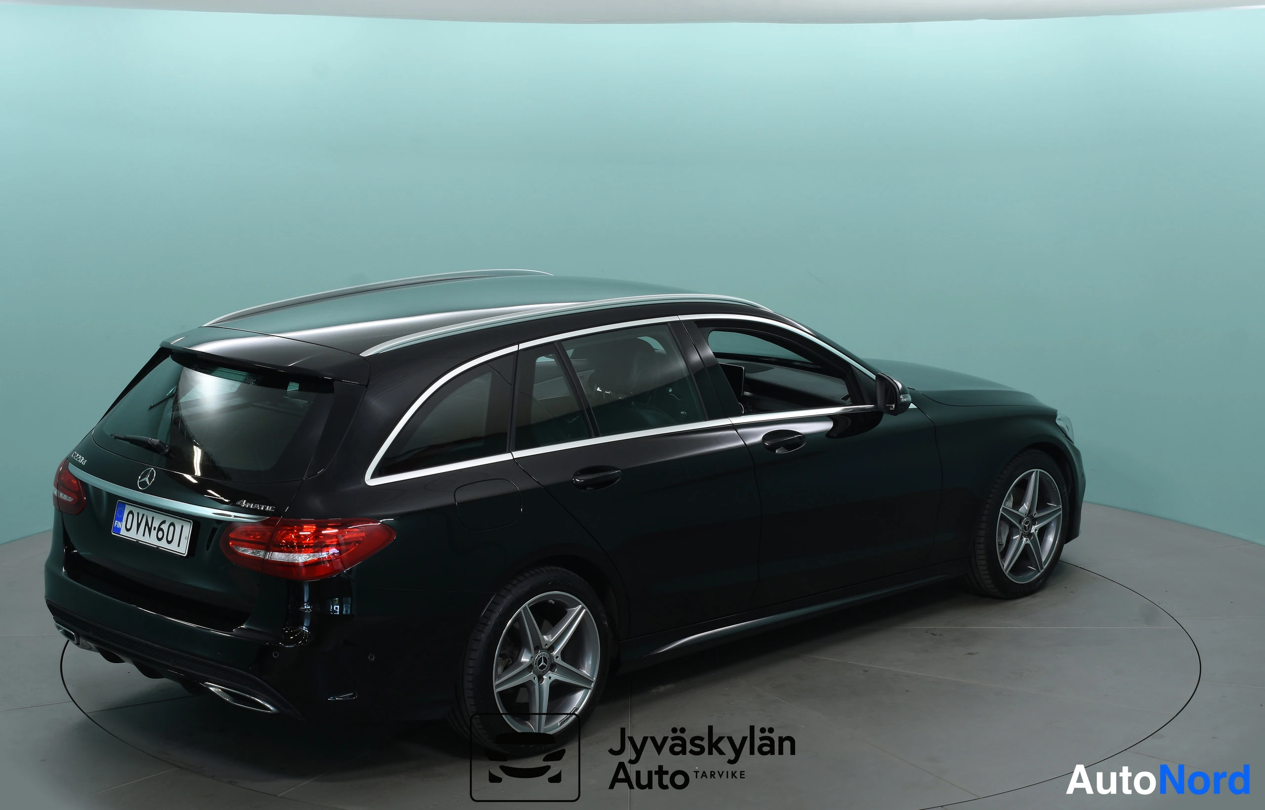 Musta Mercedes-Benz C 2017, takaviisto, kuva 14
