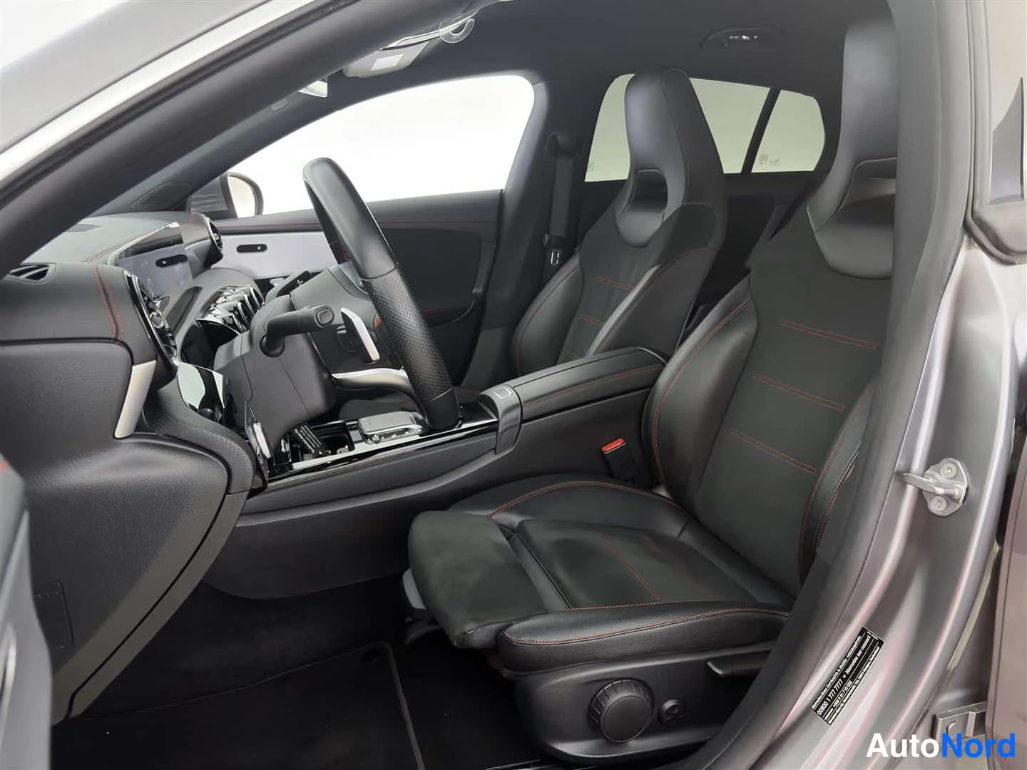 Harmaa Mercedes-Benz CLA 2020, etuistuimet, kuva 18