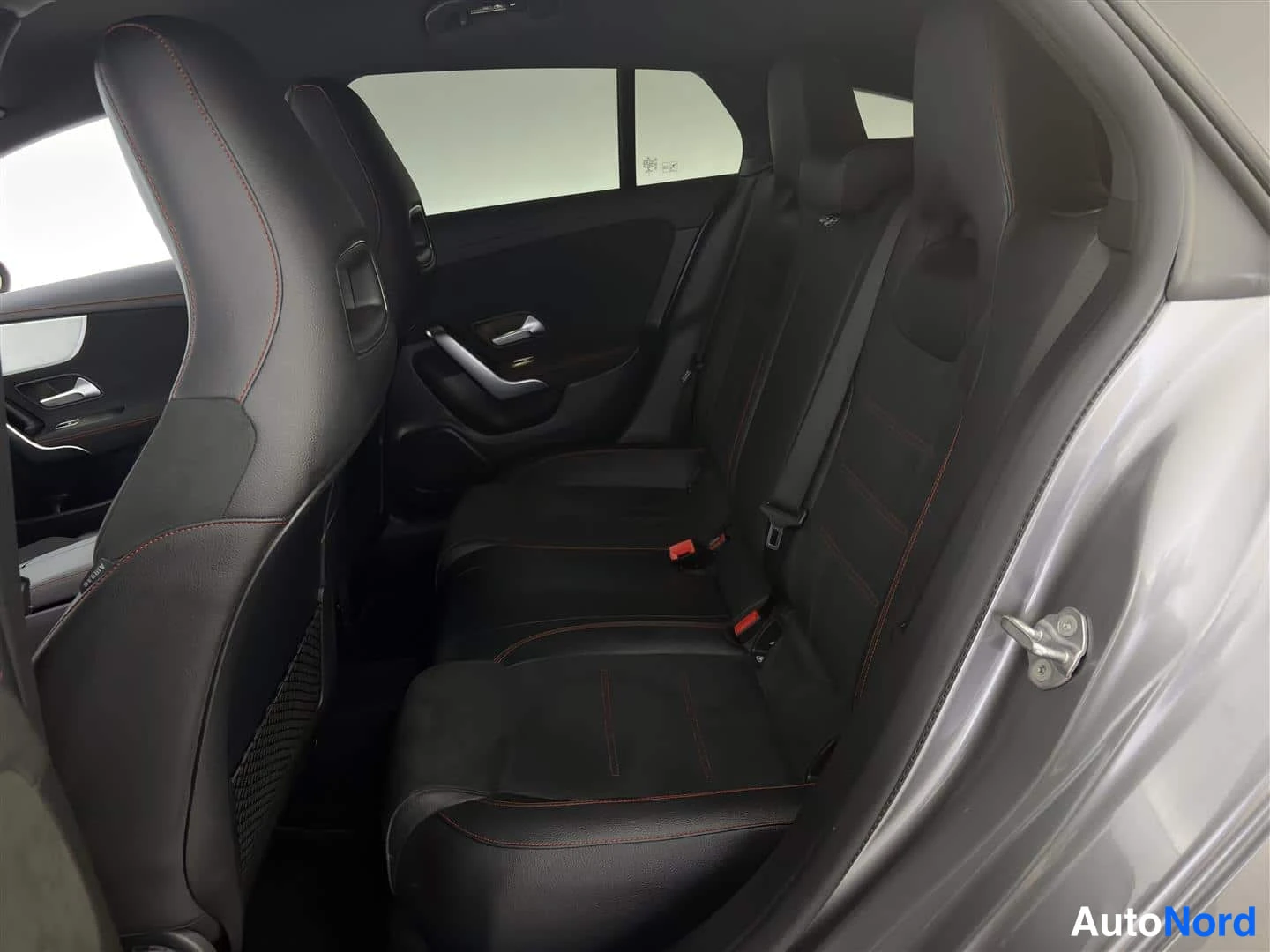 Harmaa Mercedes-Benz CLA 2020, takaistuimet, kuva 19