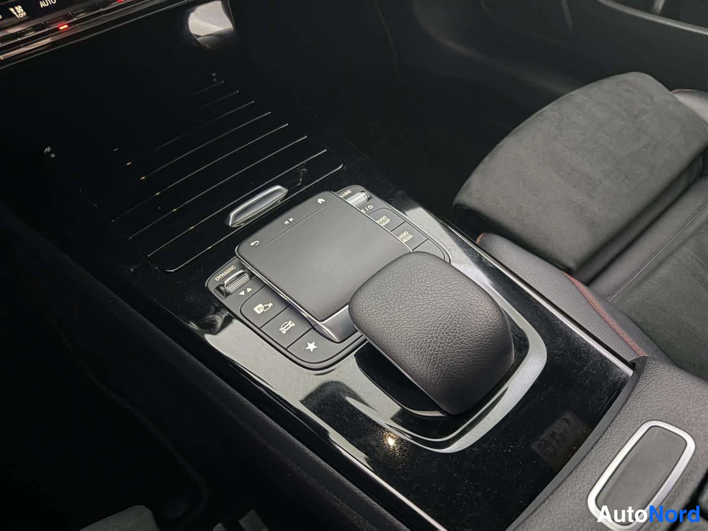 Harmaa Mercedes-Benz CLA 2020, yksityiskohta, kuva 26