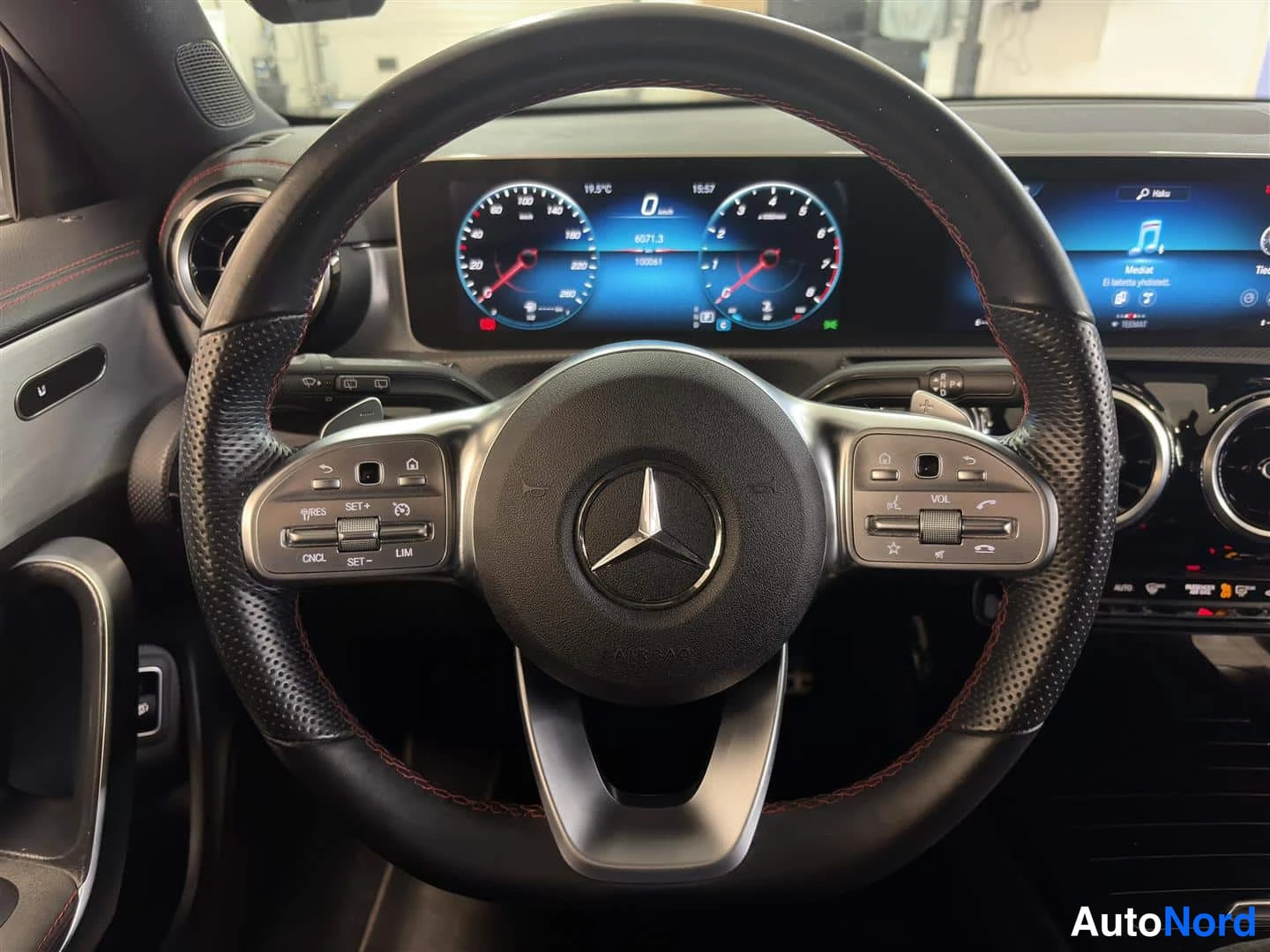 Harmaa Mercedes-Benz CLA 2020, ohjaamo, kuva 16