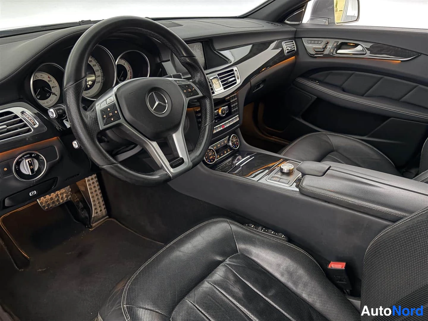 Harmaa Mercedes-Benz CLS 2013, ohjaamo, kuva 15