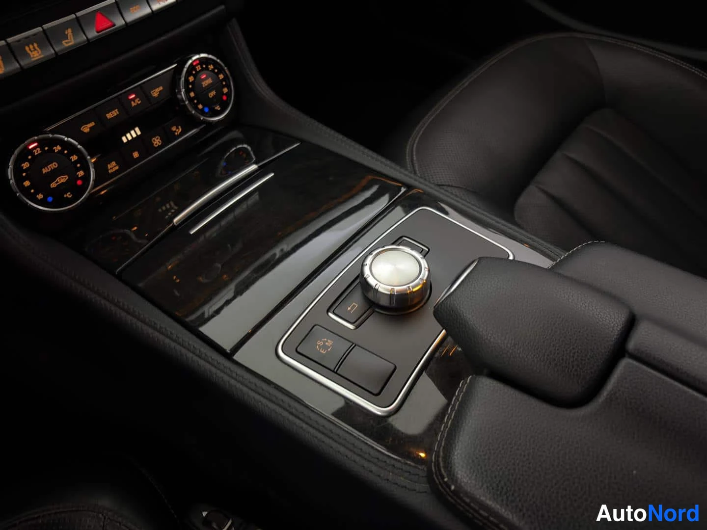 Harmaa Mercedes-Benz CLS 2013, yksityiskohta, kuva 30
