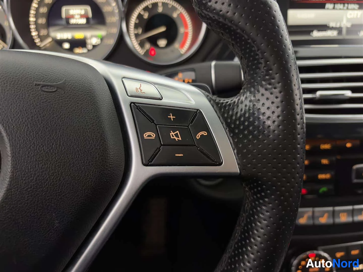 Harmaa Mercedes-Benz CLS 2013, yksityiskohta, kuva 33