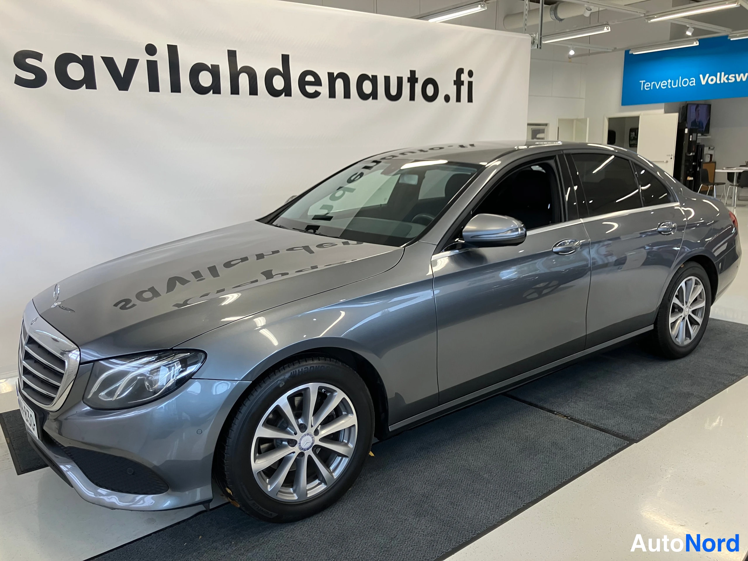 Harmaa Mercedes-Benz E 2017, etuviisto, keula vasemmalle, kuva 2