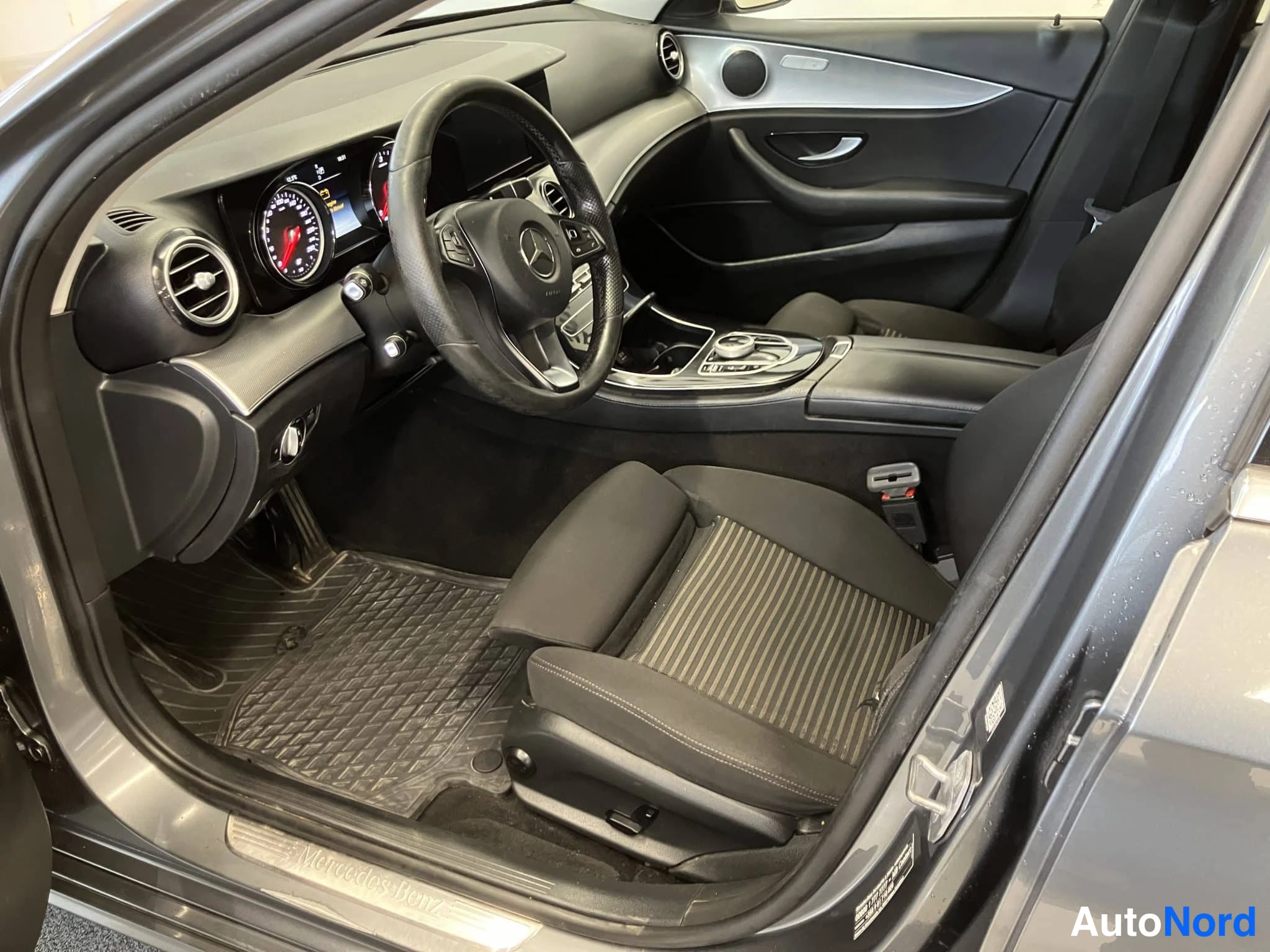 Harmaa Mercedes-Benz E 2017, ohjaamo, kuva 13