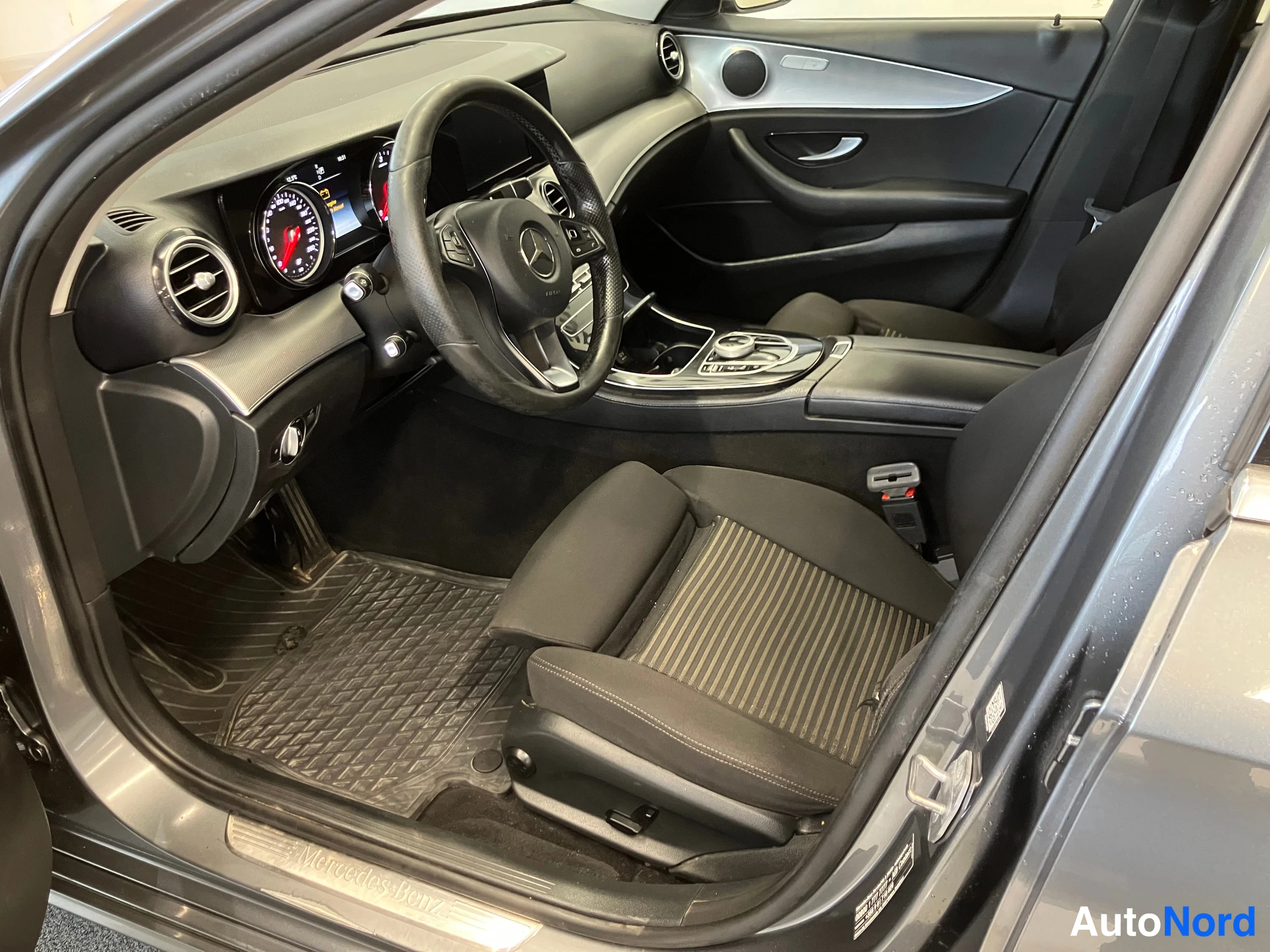 Harmaa Mercedes-Benz E 2017, ohjaamo, kuva 14