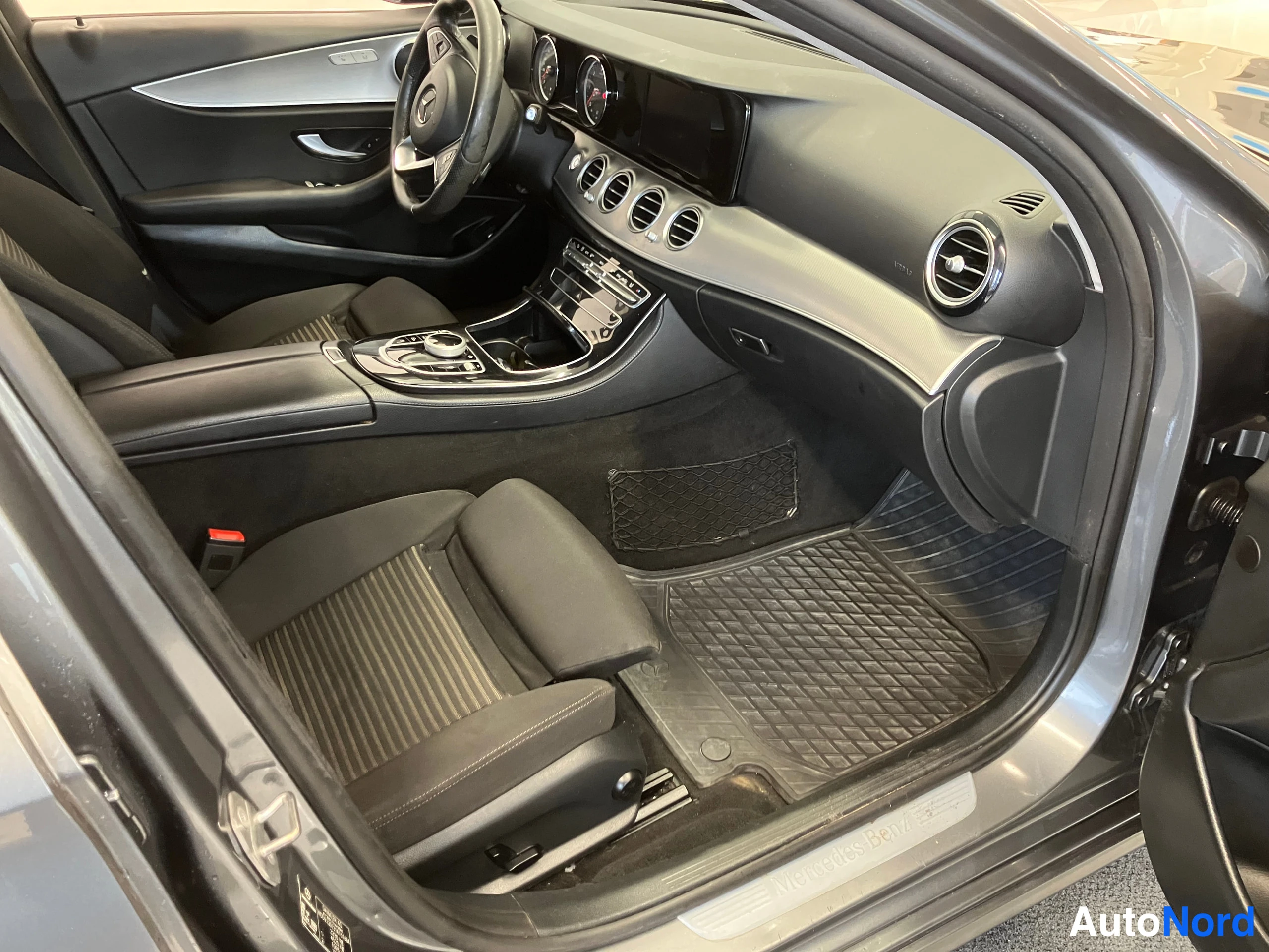 Harmaa Mercedes-Benz E 2017, ohjaamo, kuva 16