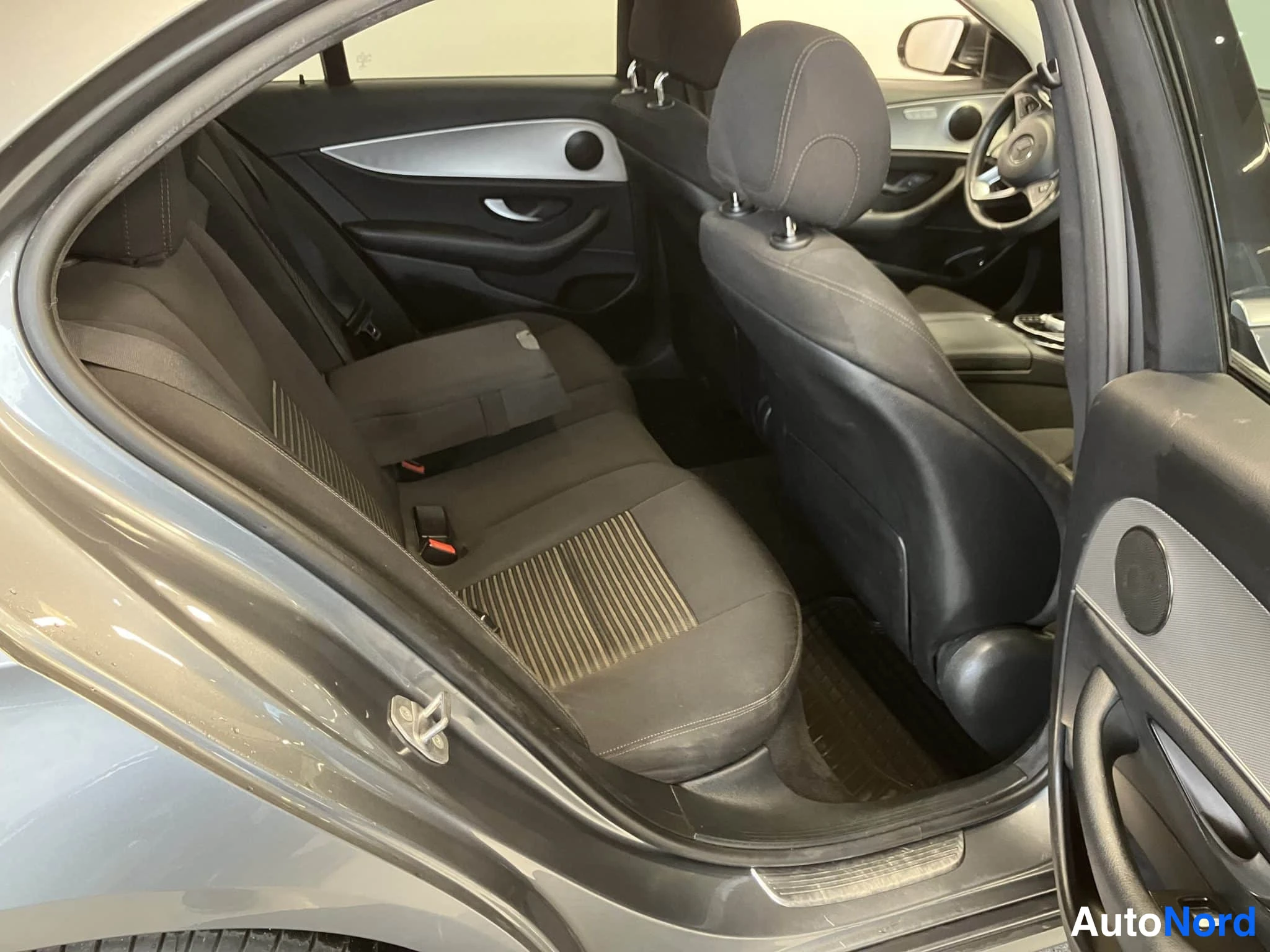 Harmaa Mercedes-Benz E 2017, takaistuimet, kuva 21
