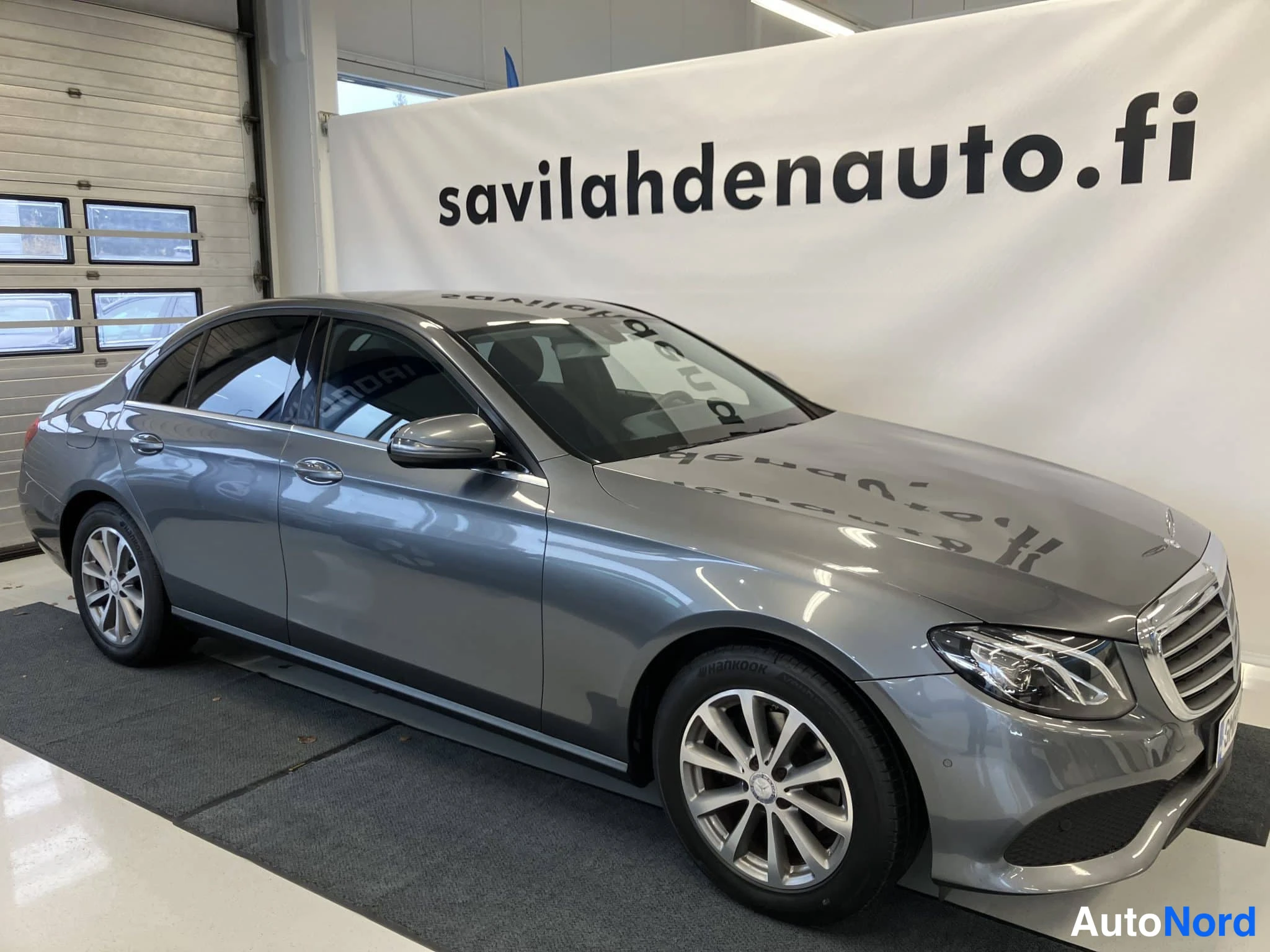 Harmaa Mercedes-Benz E 2017, etuviisto, keula oikealle, kuva 3