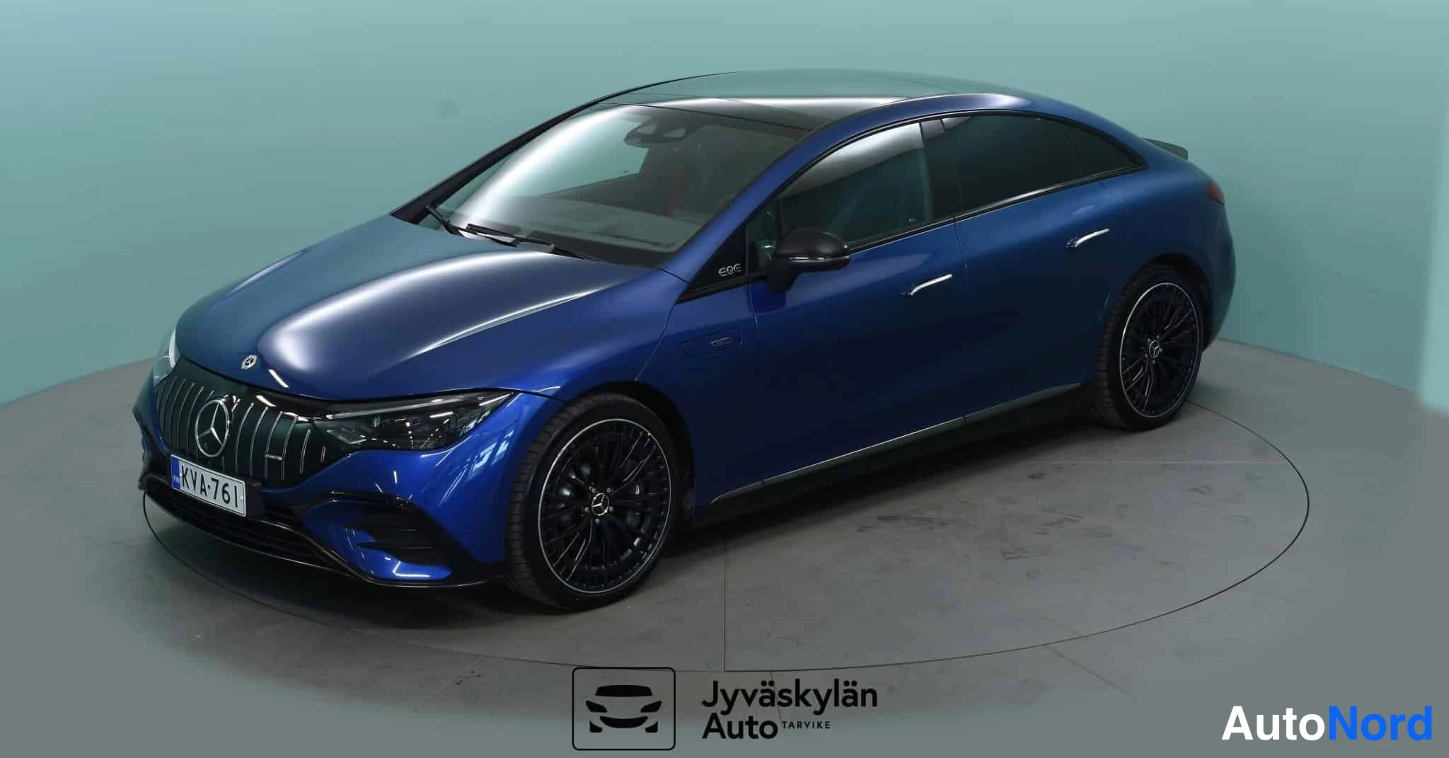 Sininen Mercedes-Benz EQE 2022, etuviisto, keula vasemmalle, kuva 2