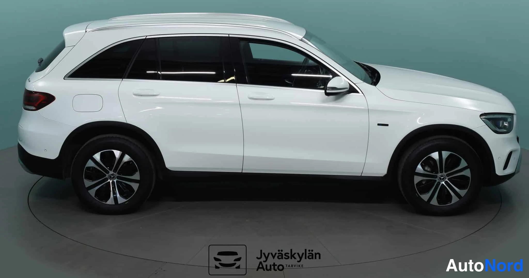 Valkoinen Mercedes-Benz GLC 2022, sivulta, kuva 11