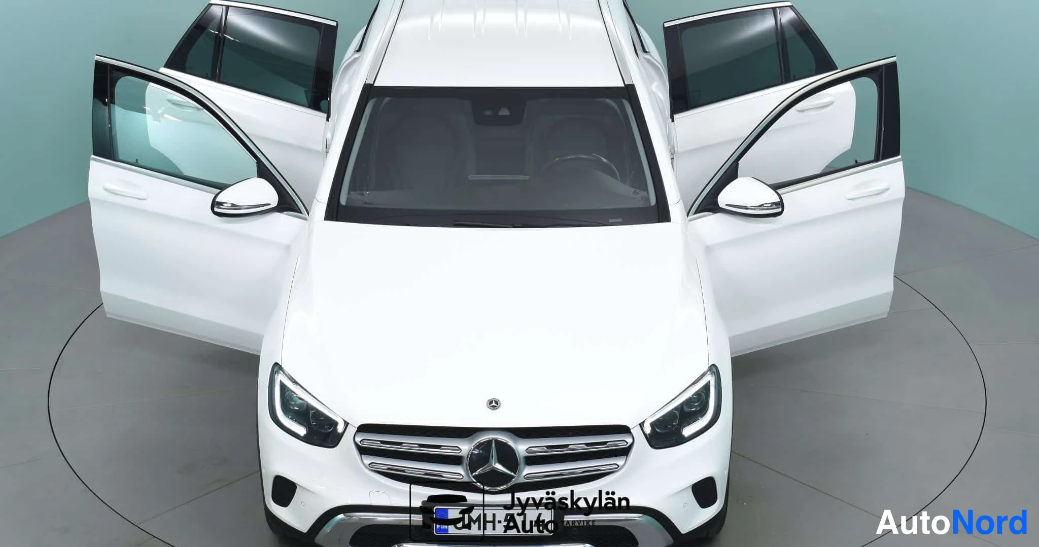 Valkoinen Mercedes-Benz GLC 2022, edestä, kuva 9