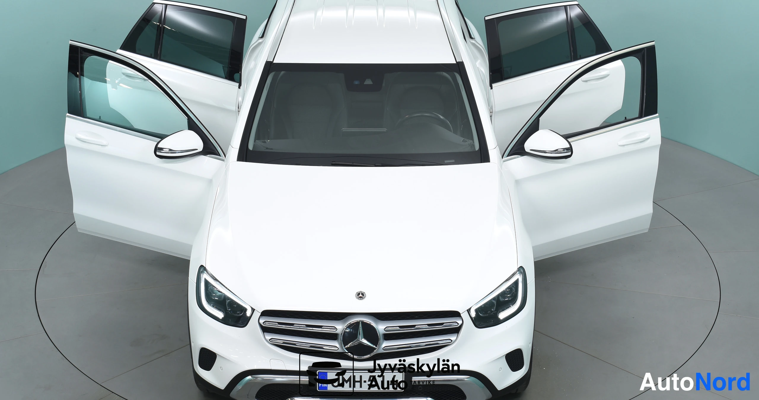 Valkoinen Mercedes-Benz GLC 2022, edestä, kuva 10