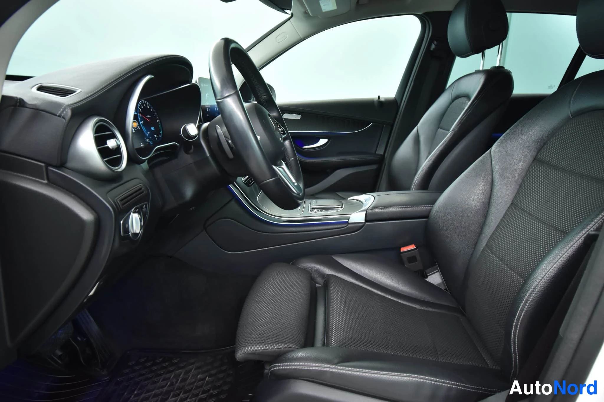 Valkoinen Mercedes-Benz GLC 2022, ohjaamo, kuva 23