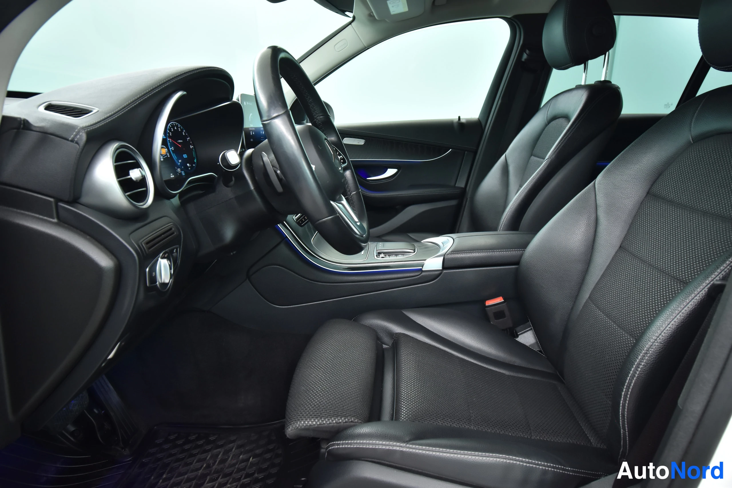 Valkoinen Mercedes-Benz GLC 2022, ohjaamo, kuva 24