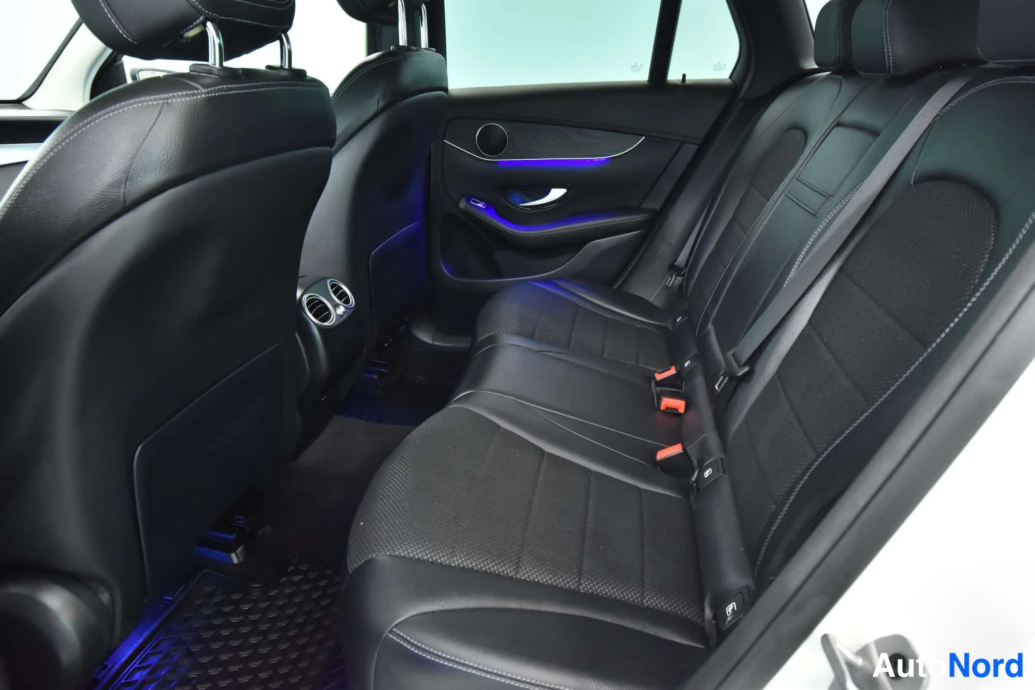 Valkoinen Mercedes-Benz GLC 2022, takaistuimet, kuva 33
