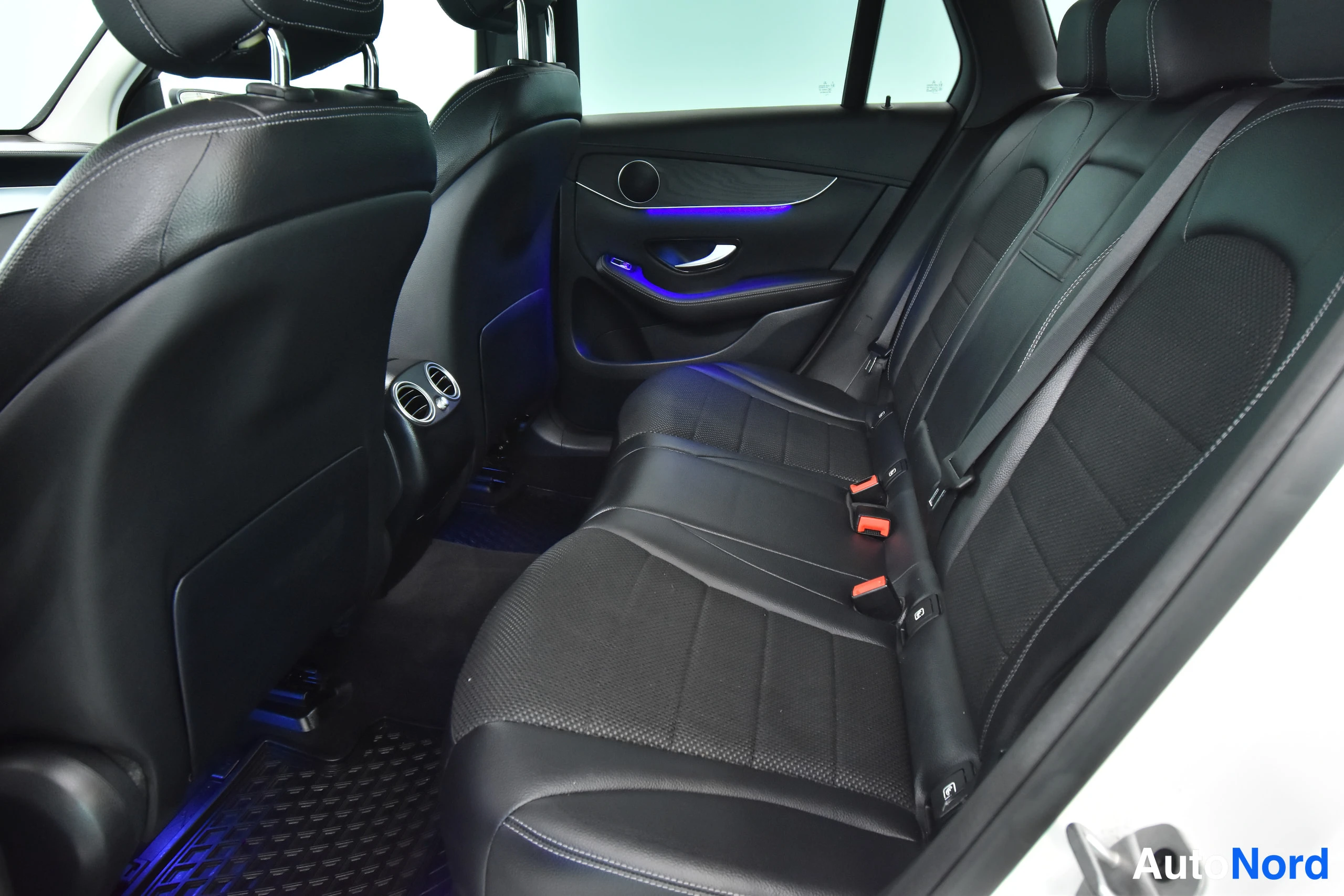 Valkoinen Mercedes-Benz GLC 2022, takaistuimet, kuva 34